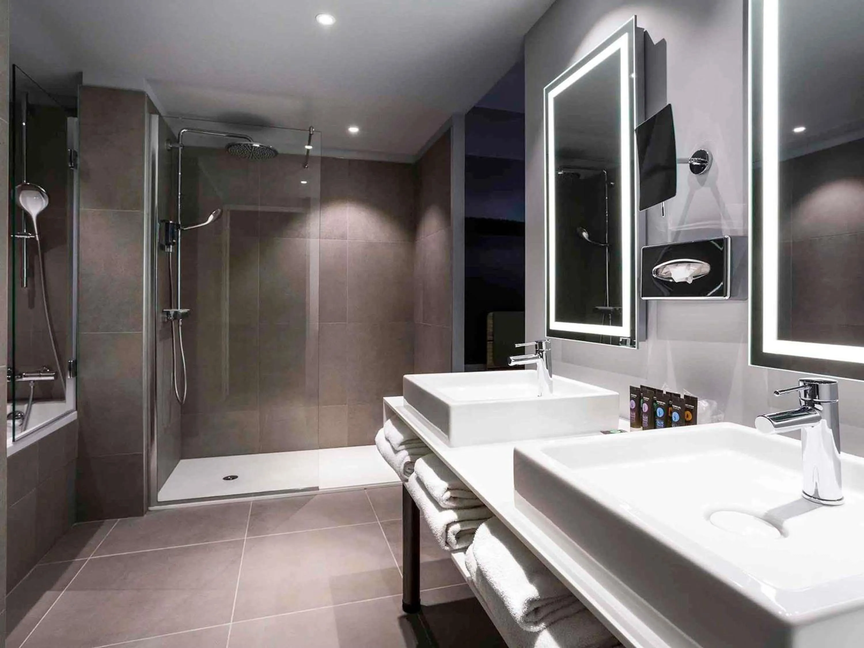 Bedroom in Novotel Resort & Spa Biarritz Anglet