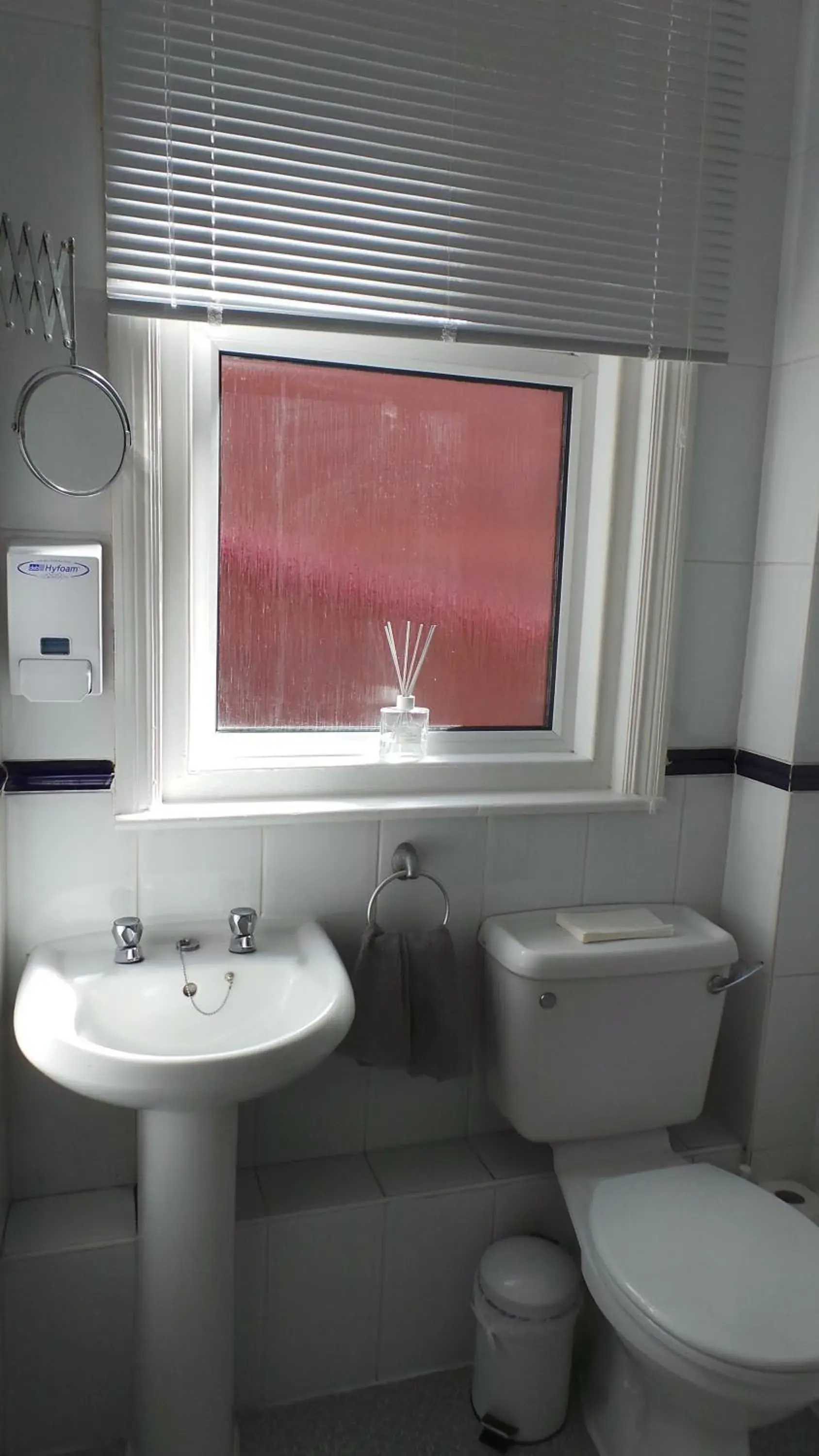 Twin Room with Shared Bathroom - single occupancy in The Oakcliffe Twin Room with Shared Bathroom - single occupancy in The Oakcliffe