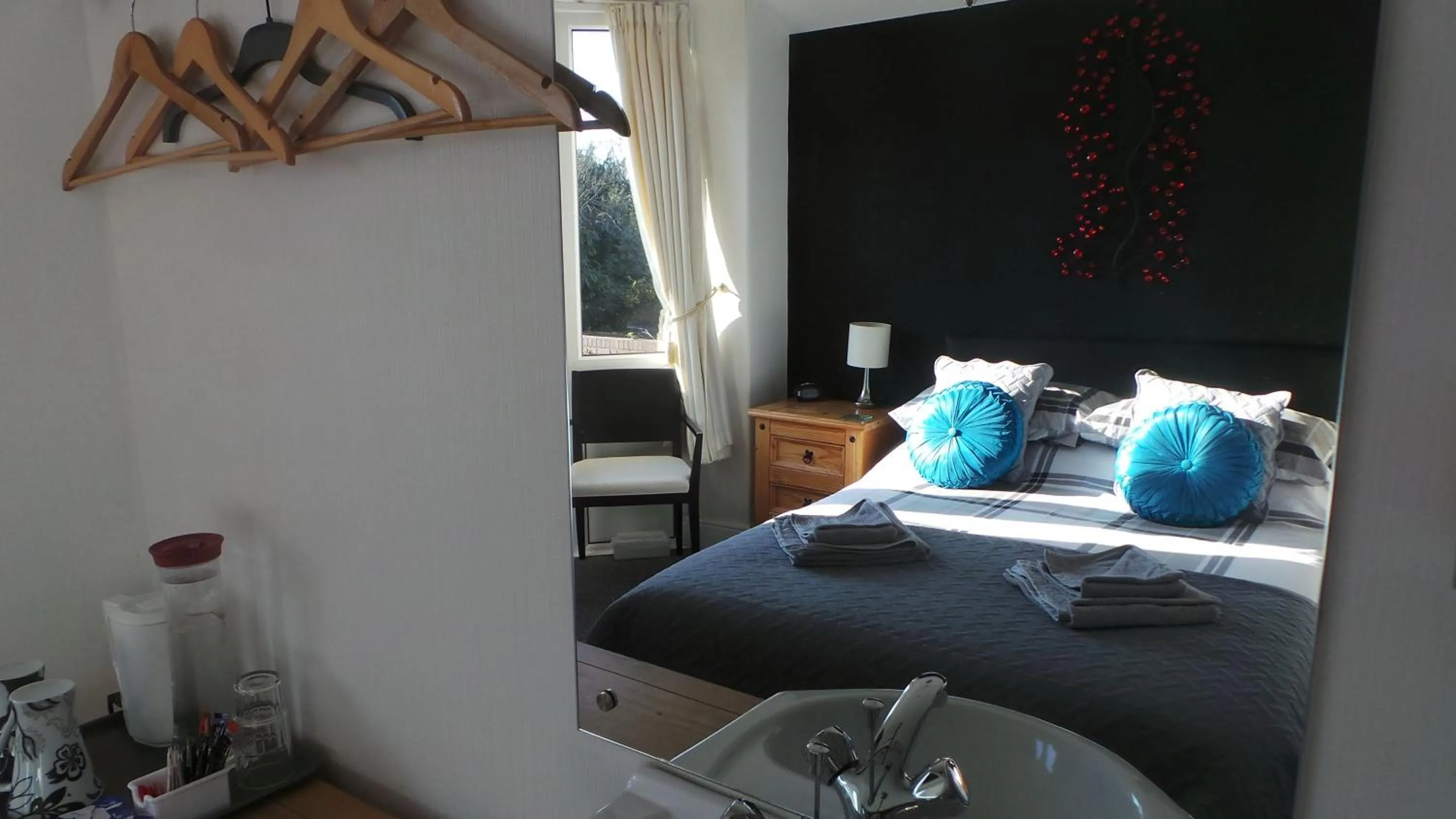 Photo of the whole room, Bed in The Oakcliffe