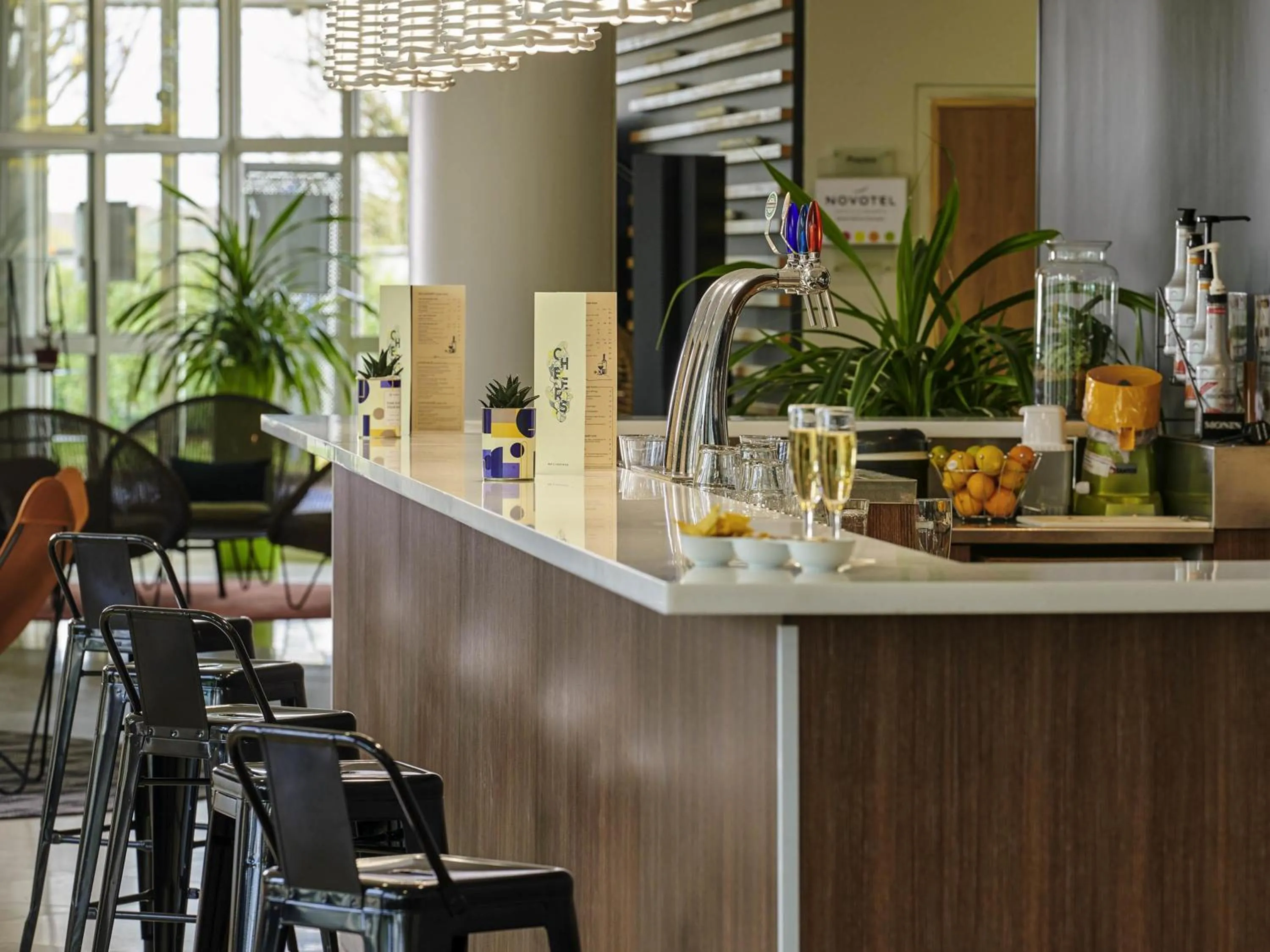 Lounge or bar in Novotel Senart Golf De Greenparc