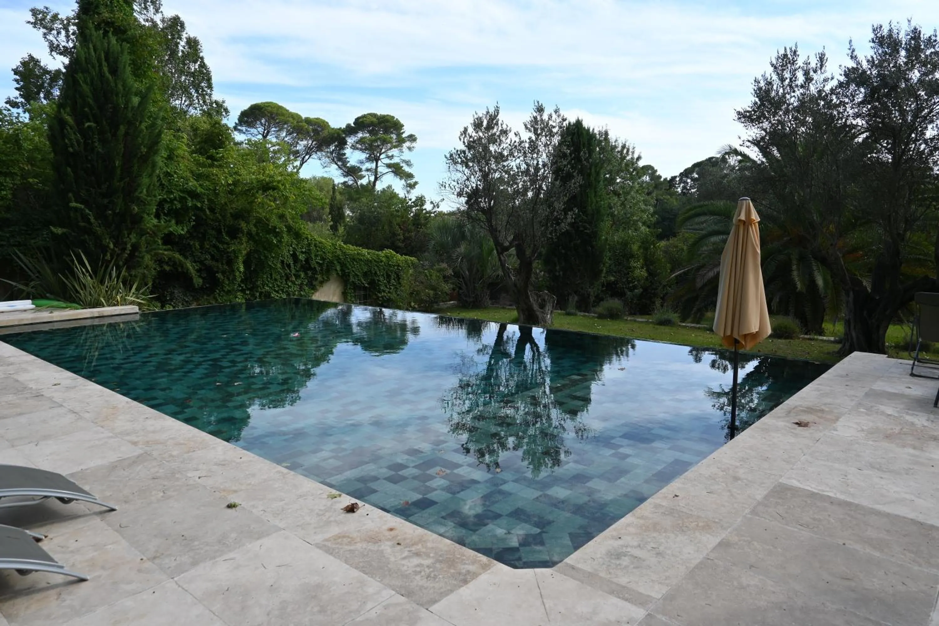 Pool view in Chambres d'hôtes sous l'olivier