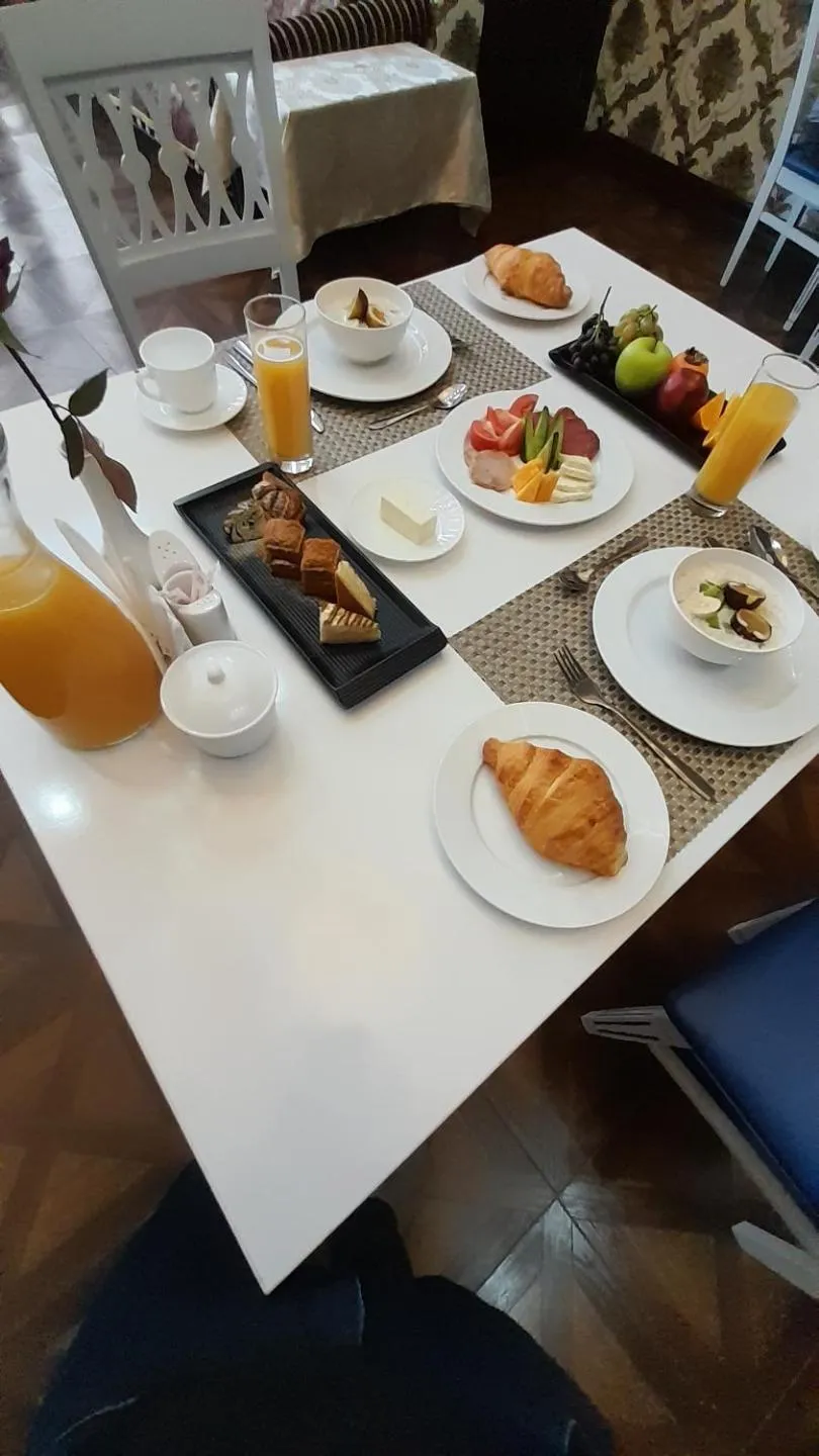 Breakfast in Villa Oasis