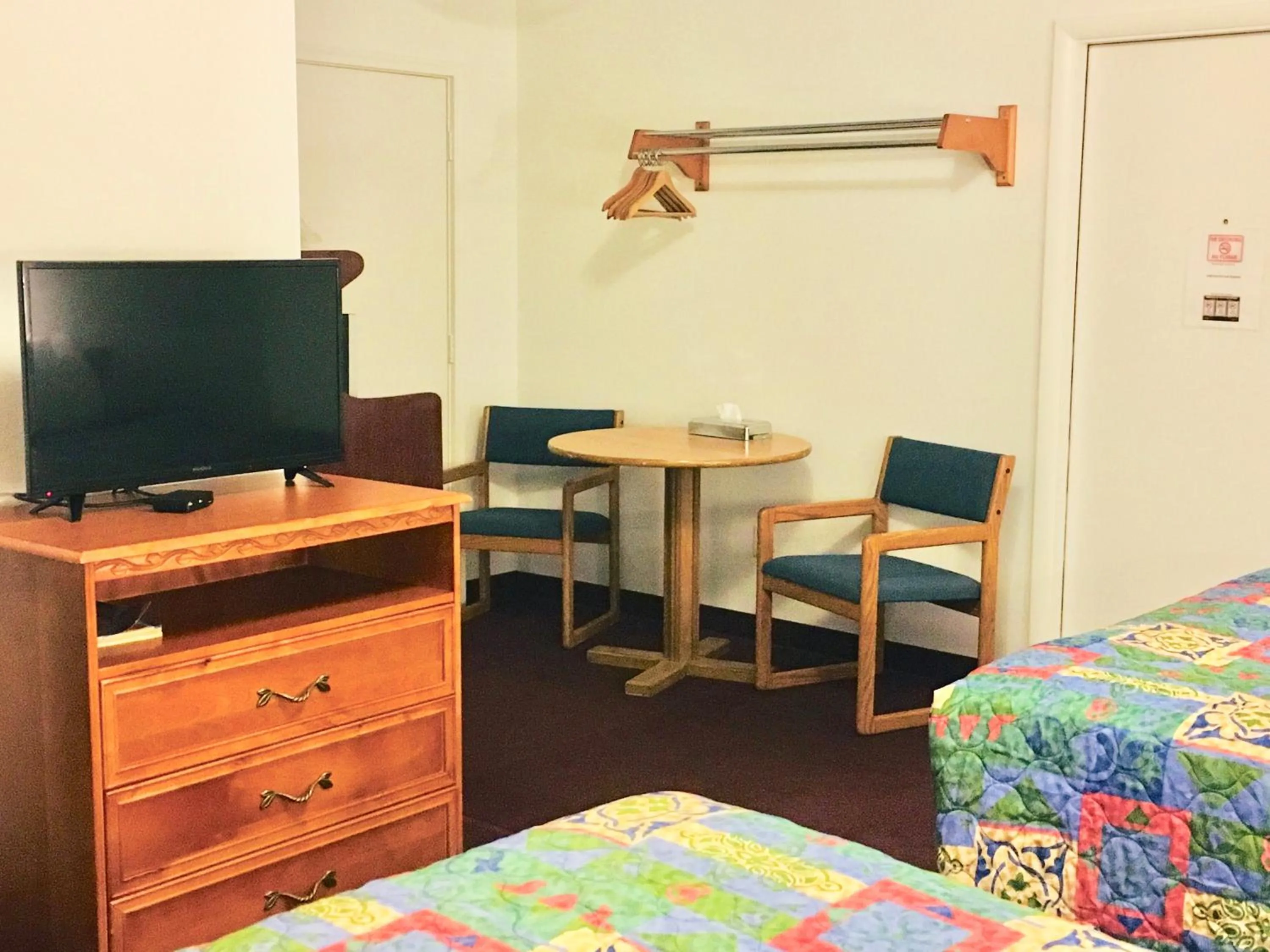 Seating area, Bed in North Country American Inn