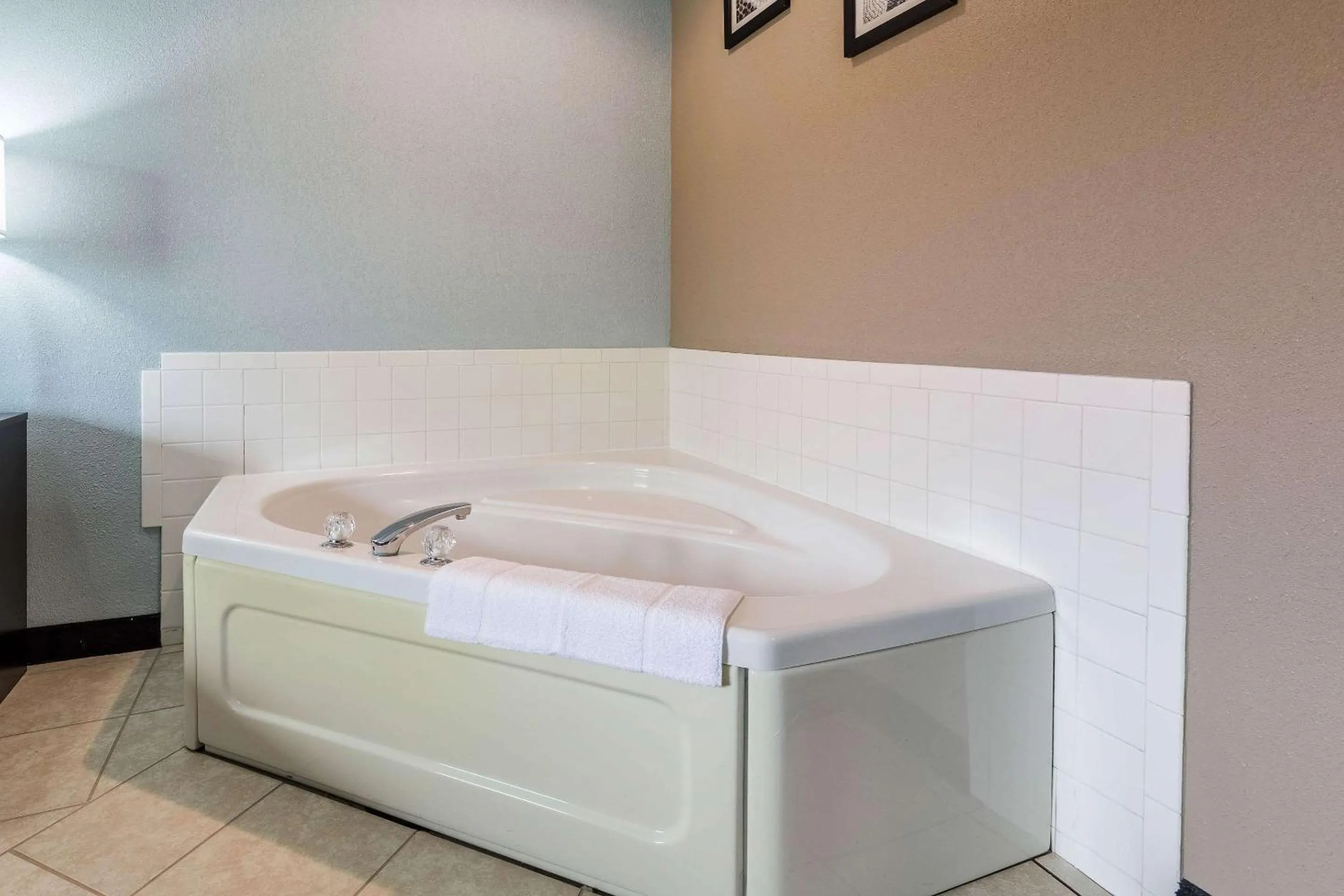 Photo of the whole room in Rodeway Inn