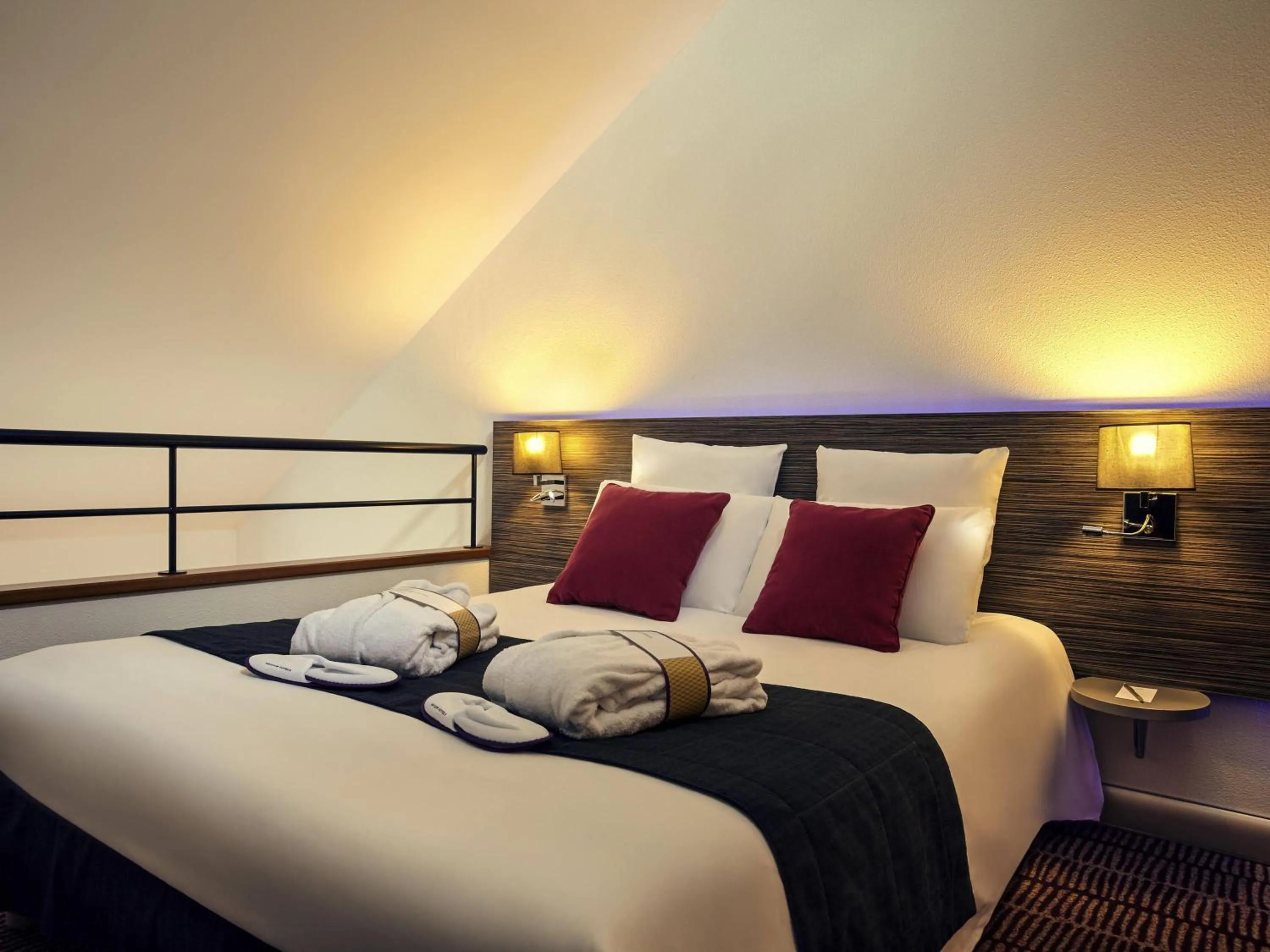 Bedroom, Bed in Hotel Mercure Blois Centre