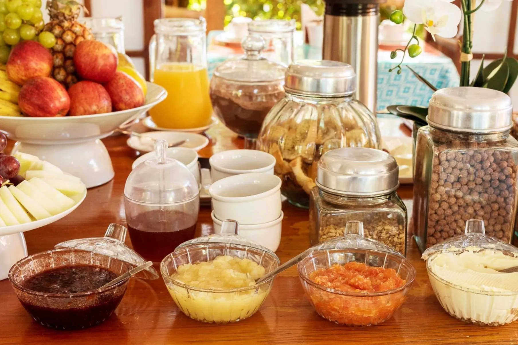 Buffet breakfast in Pousada Happiness - Ferradura