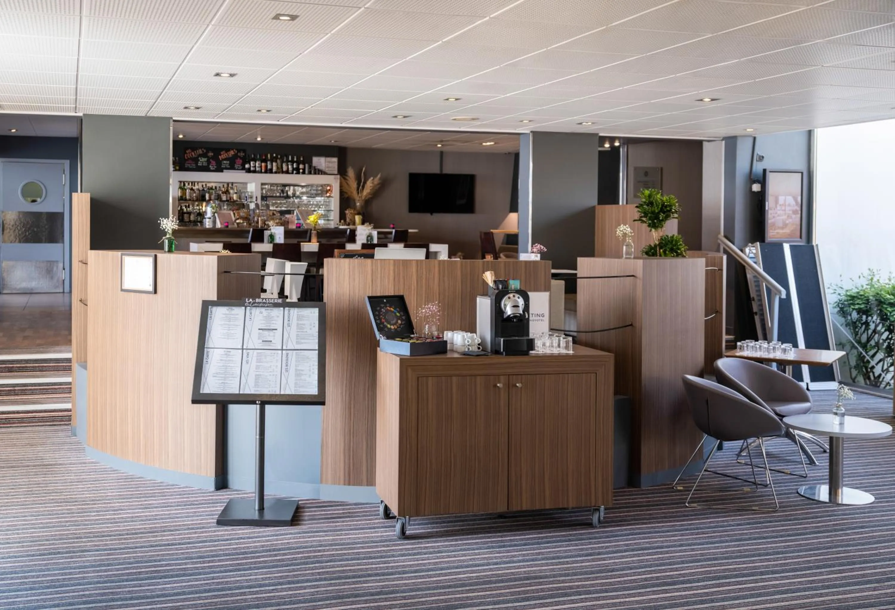 Lobby or reception in Novotel Nantes Carquefou