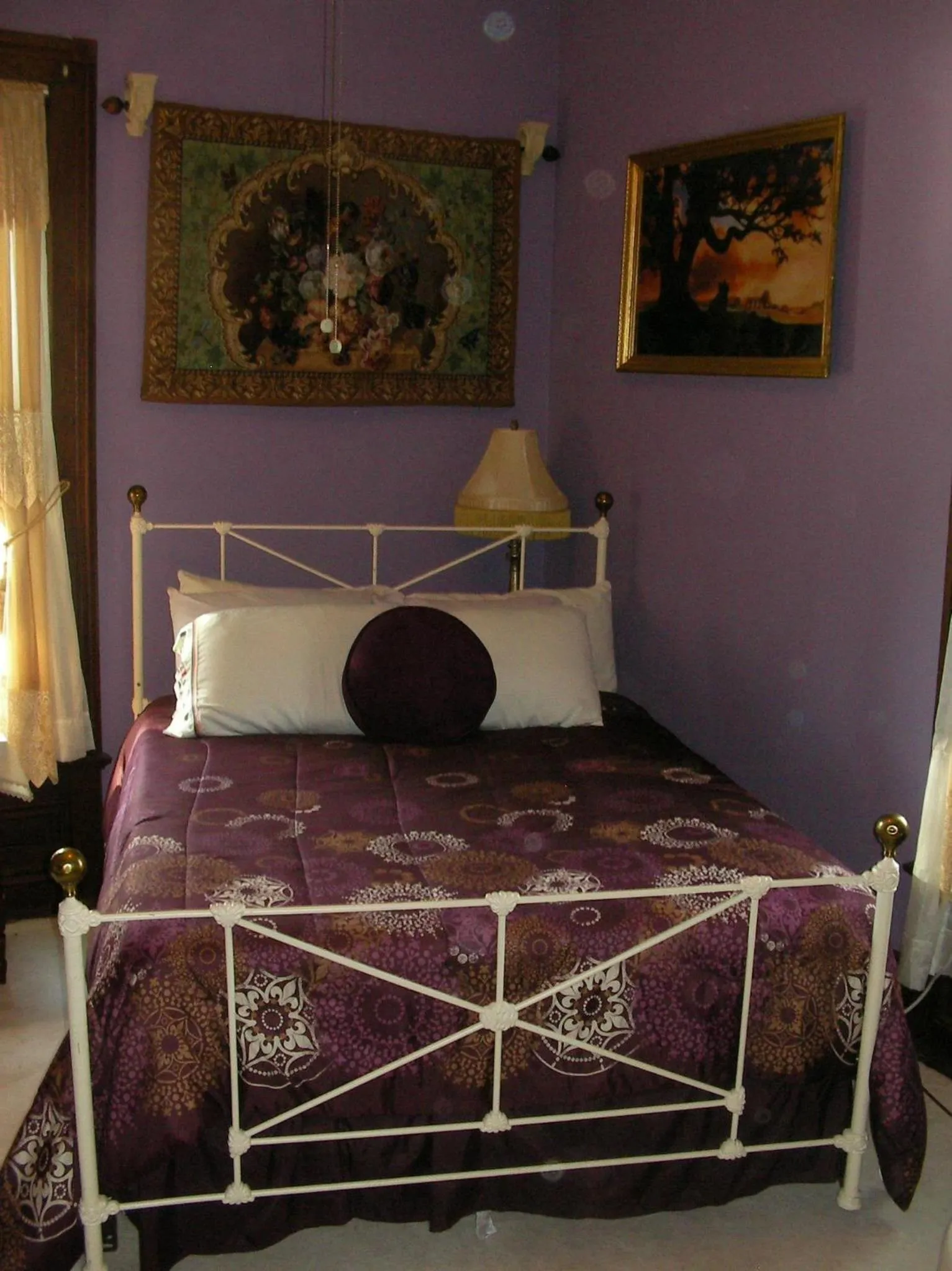 Bed in Riverview Mansion Hotel