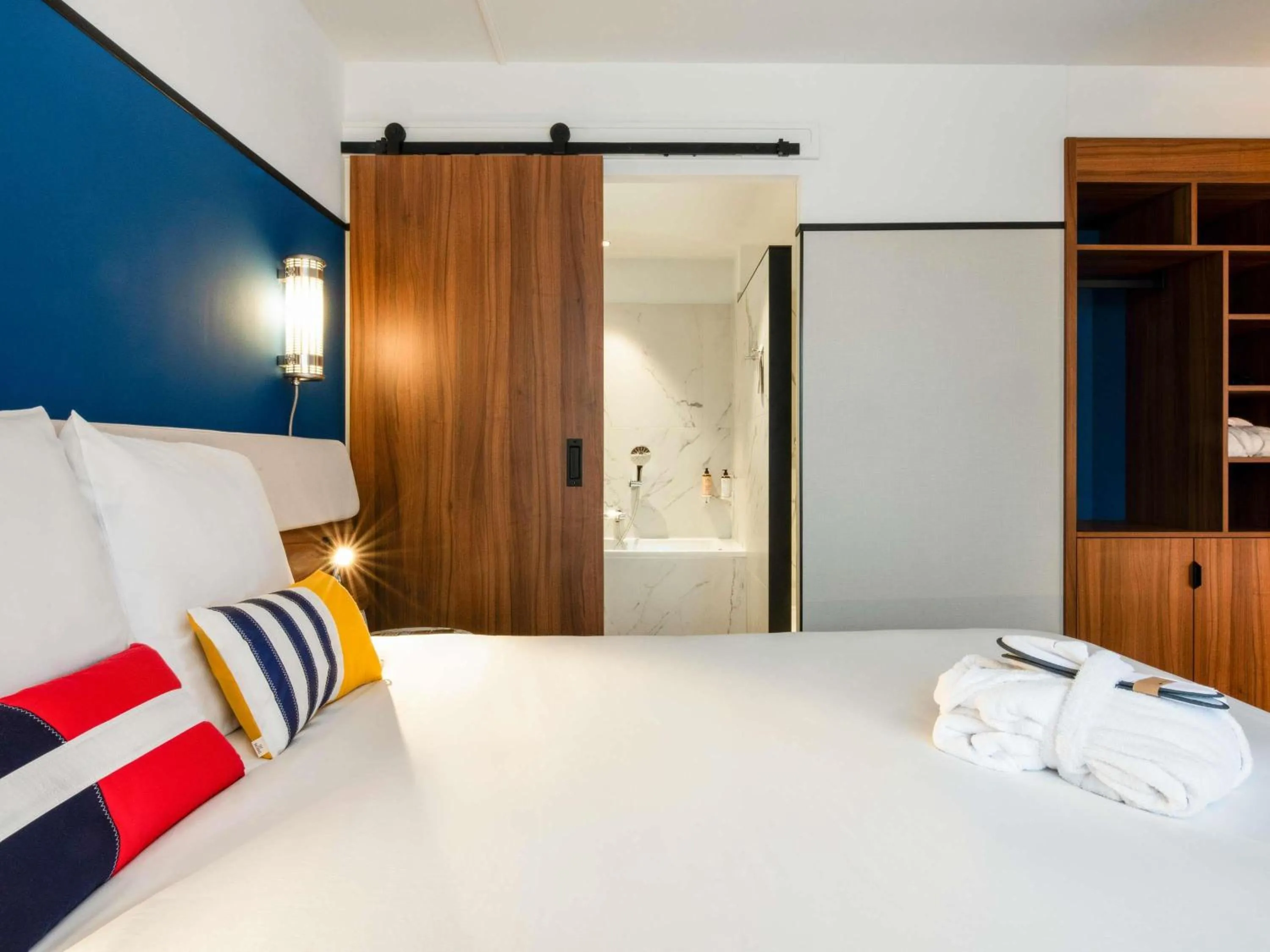 Property building, Bed in Mercure Caen Centre Port De Plaisance