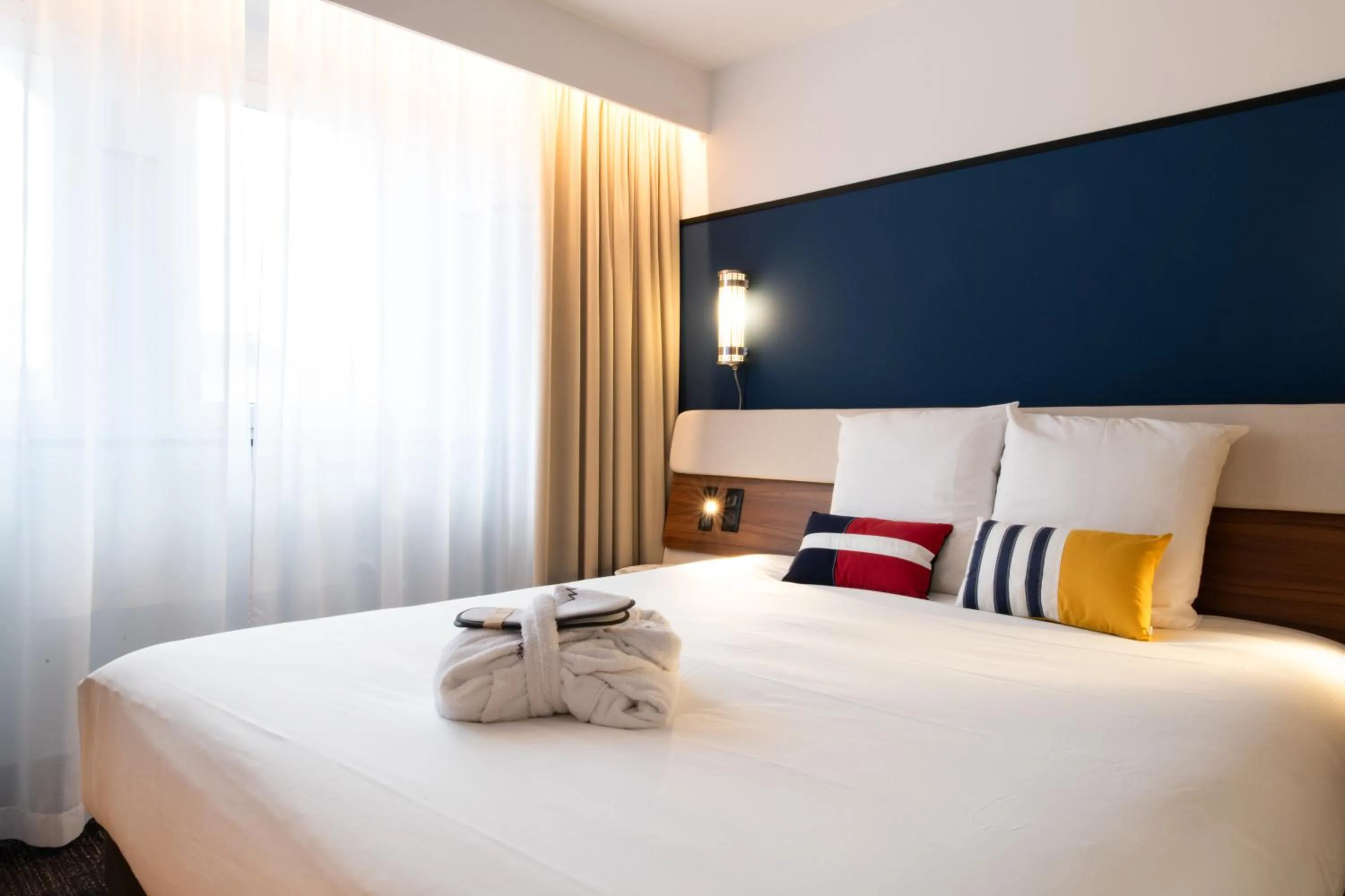 Bed in Mercure Caen Centre Port De Plaisance