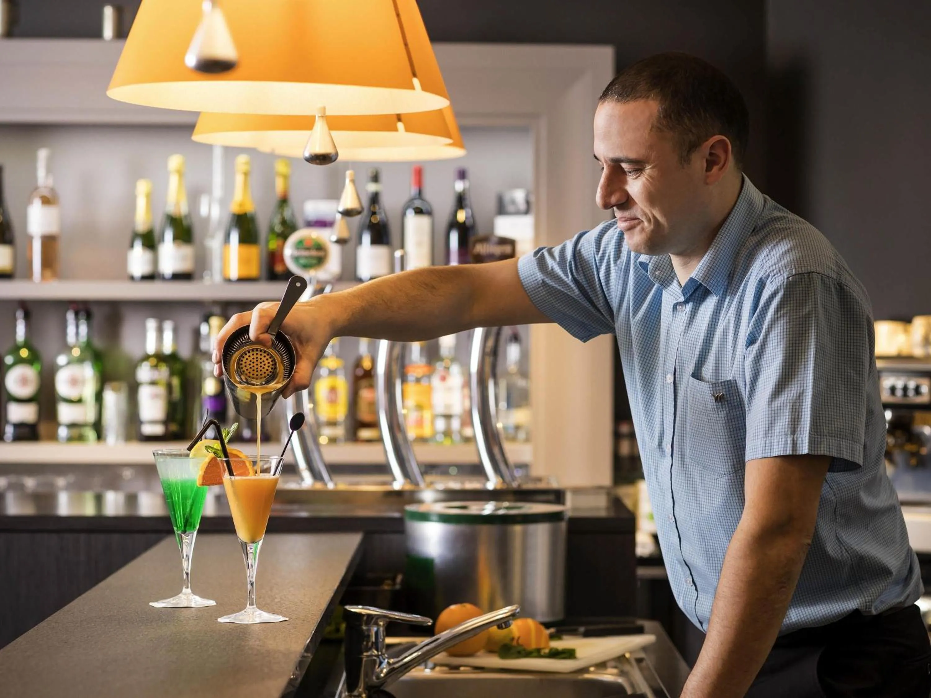 Lounge or bar in Mercure Caen Centre Port De Plaisance