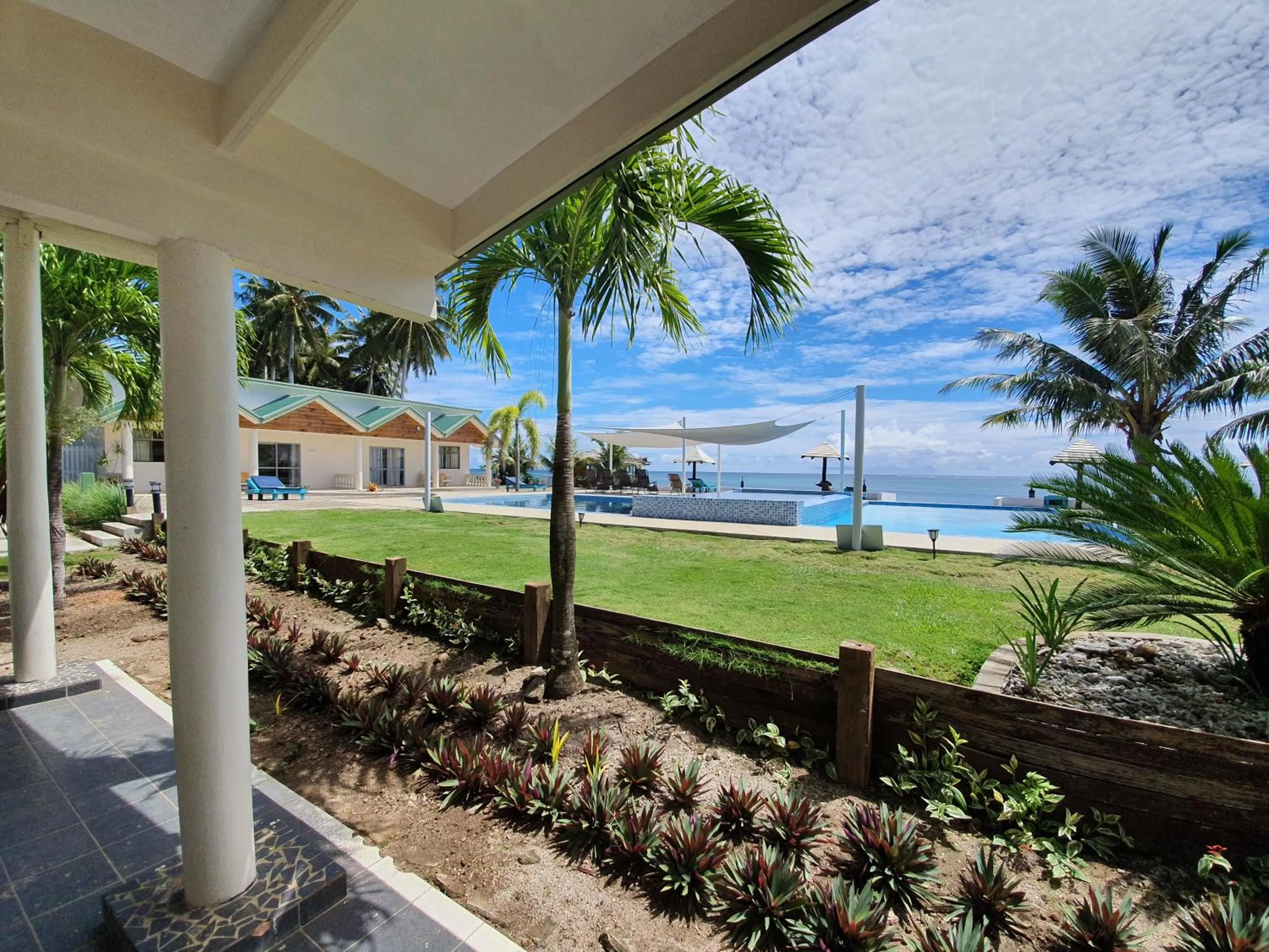 Garden in Le Uaina Beach Resort
