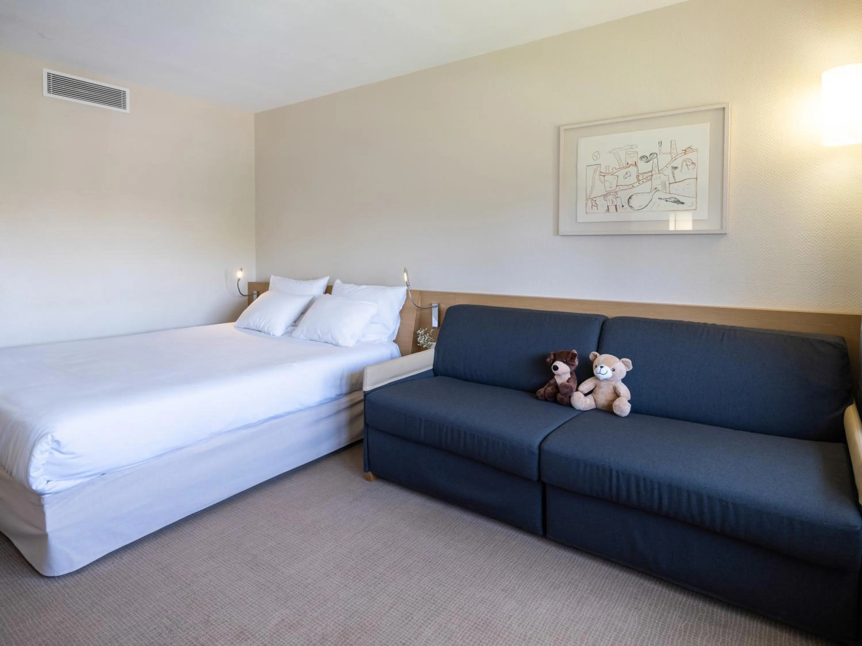 Photo of the whole room, Bed in Novotel Nantes Centre Gare