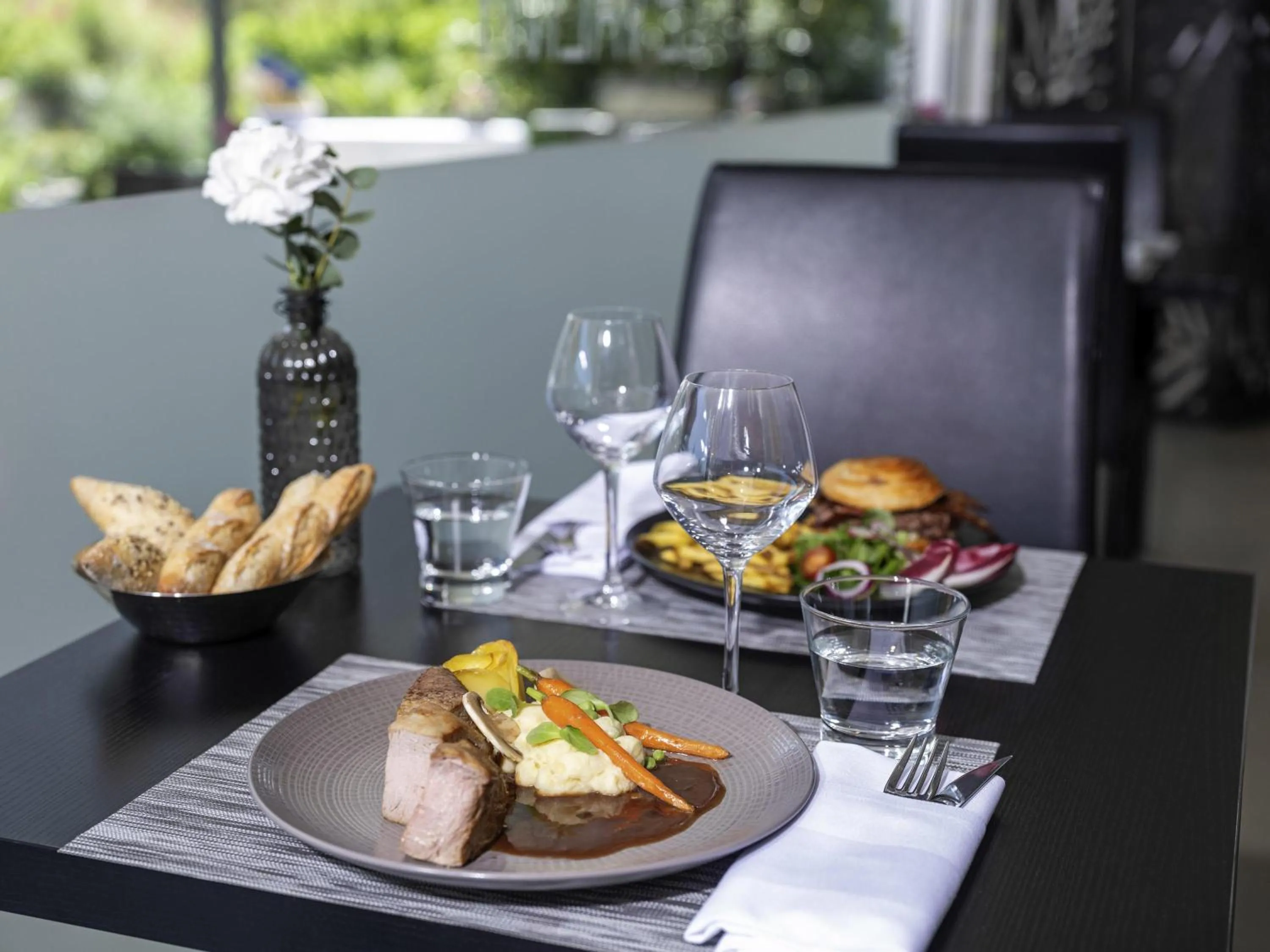 Restaurant/places to eat in Novotel Nantes Centre Gare