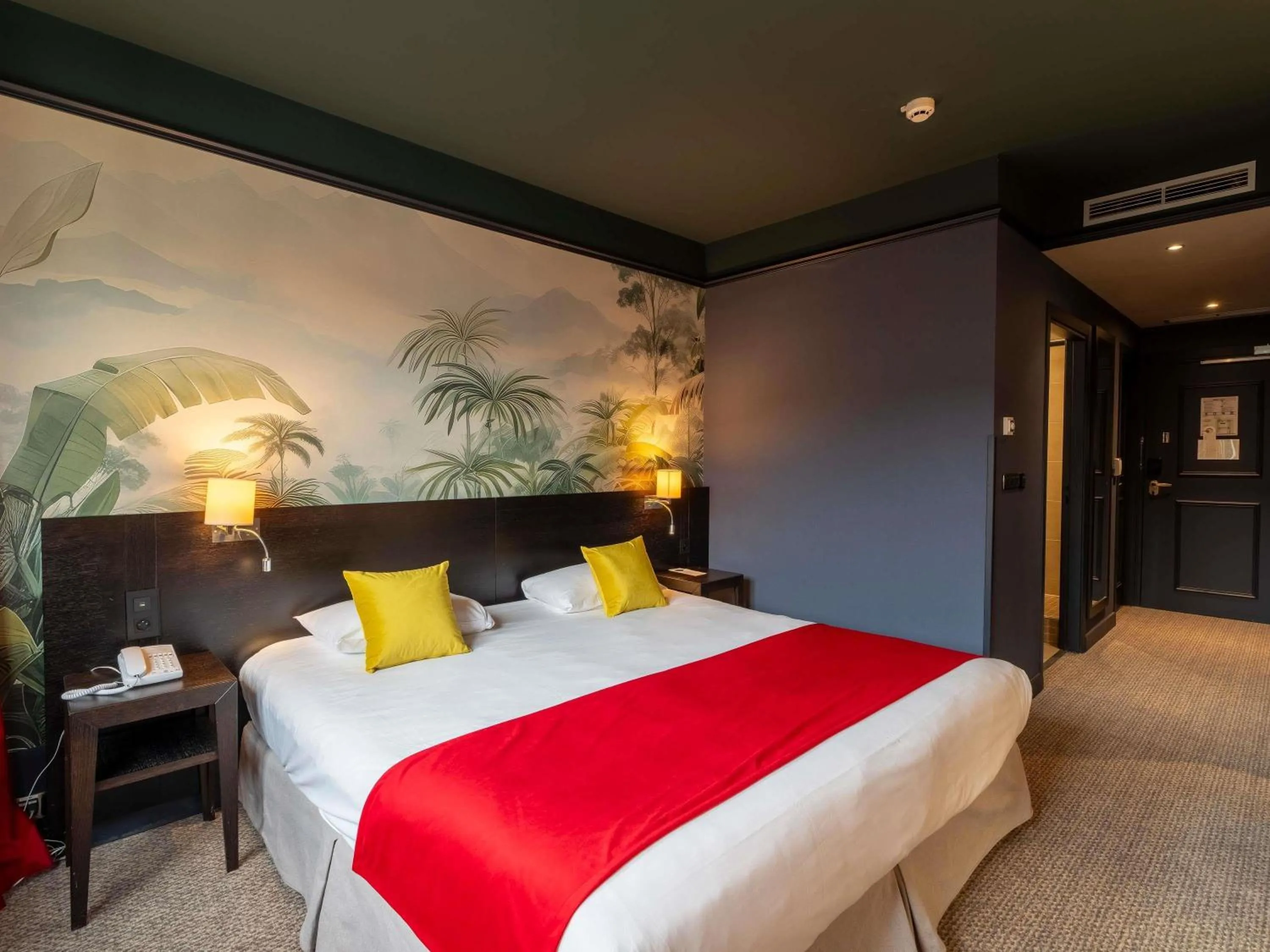 Bedroom, Bed in Mercure Bordeaux Chateau Chartrons