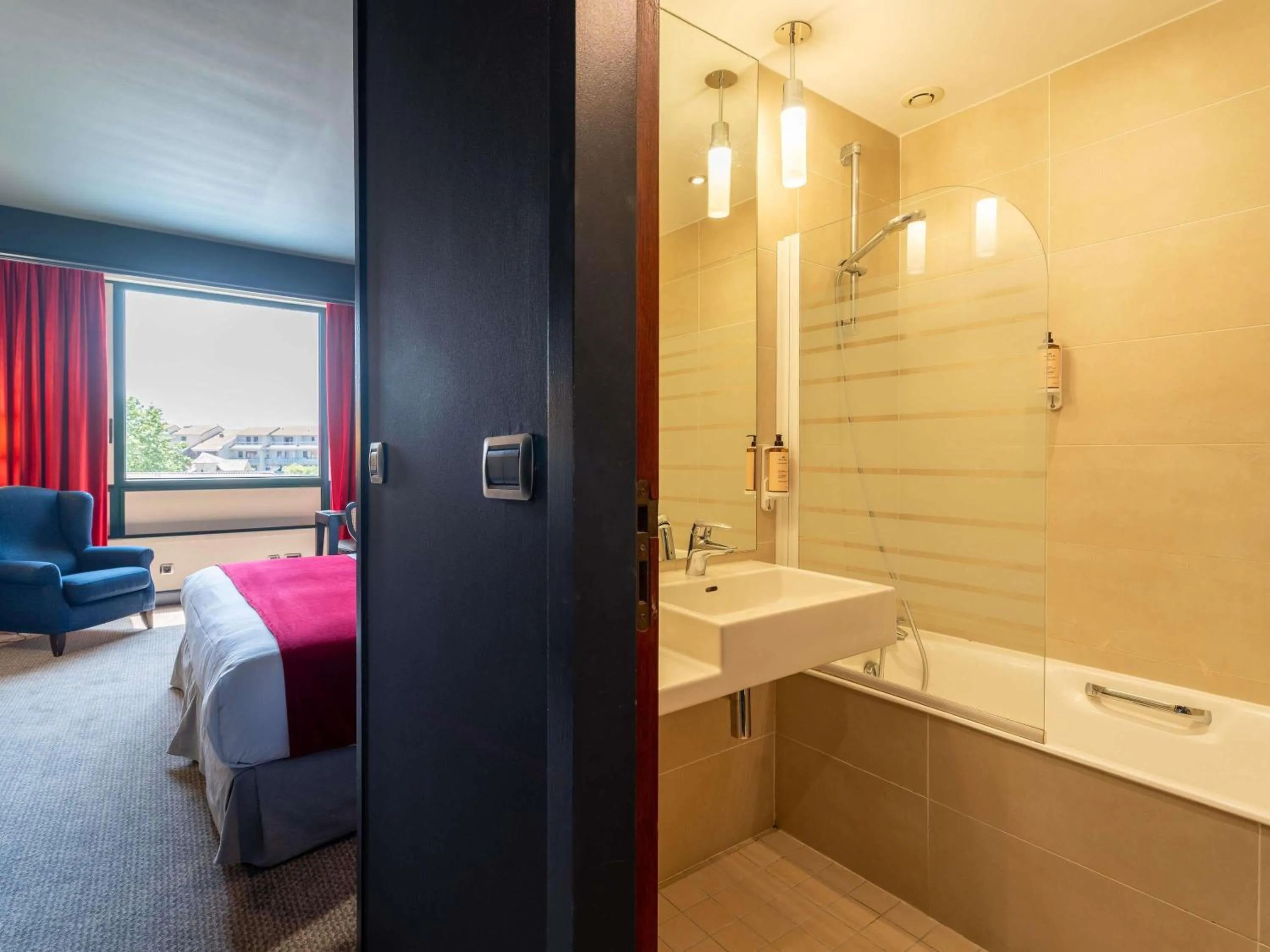 Bedroom, Bed in Mercure Bordeaux Chateau Chartrons