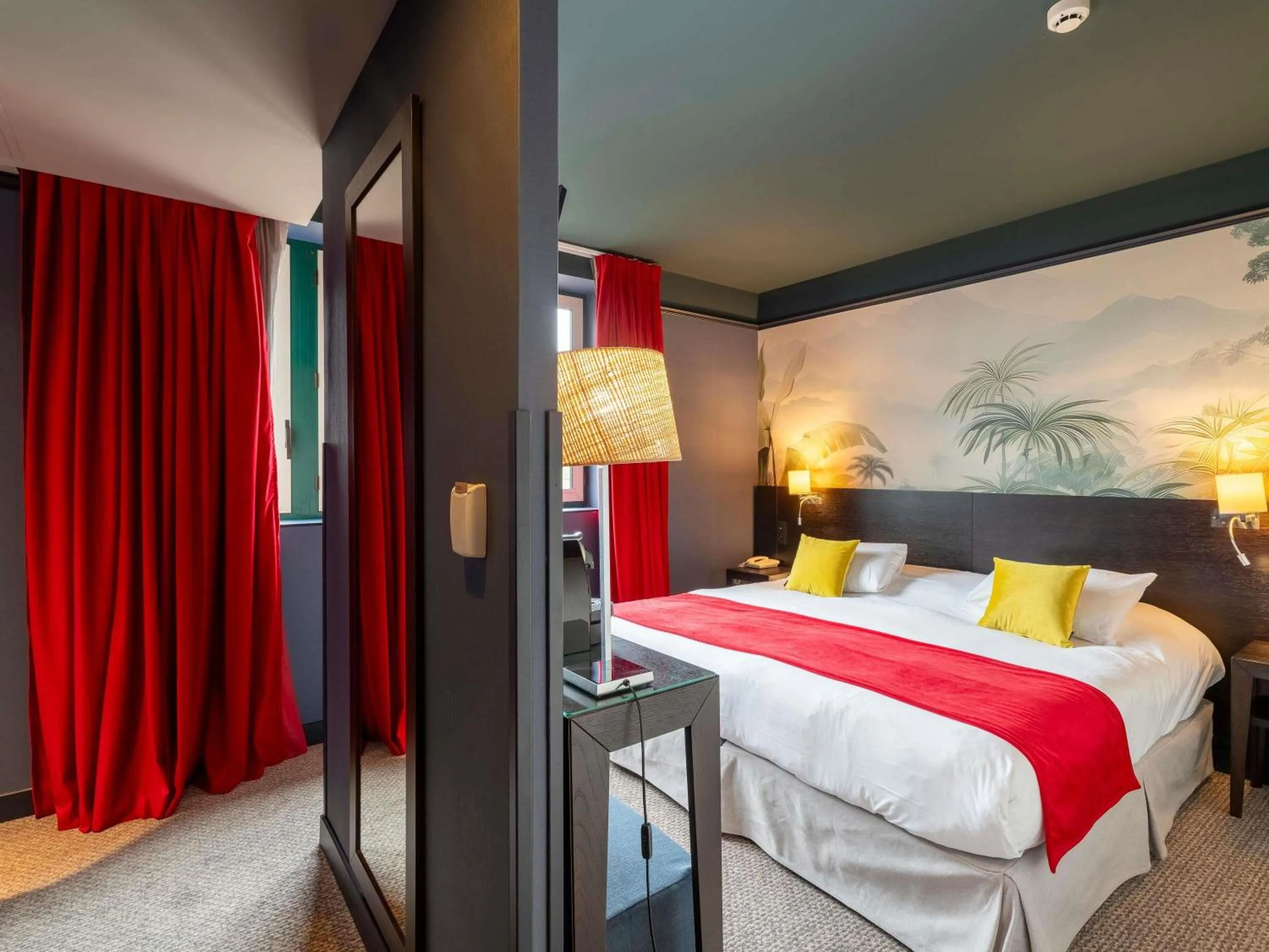 Bedroom, Bed in Mercure Bordeaux Chateau Chartrons