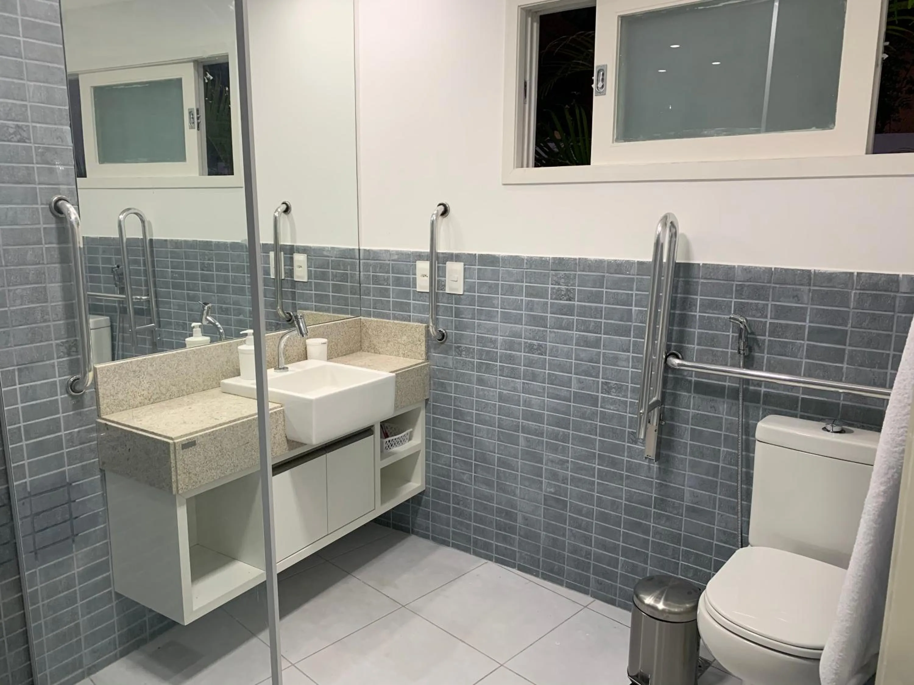 Toilet in Apartamento moderno e totalmente acessível