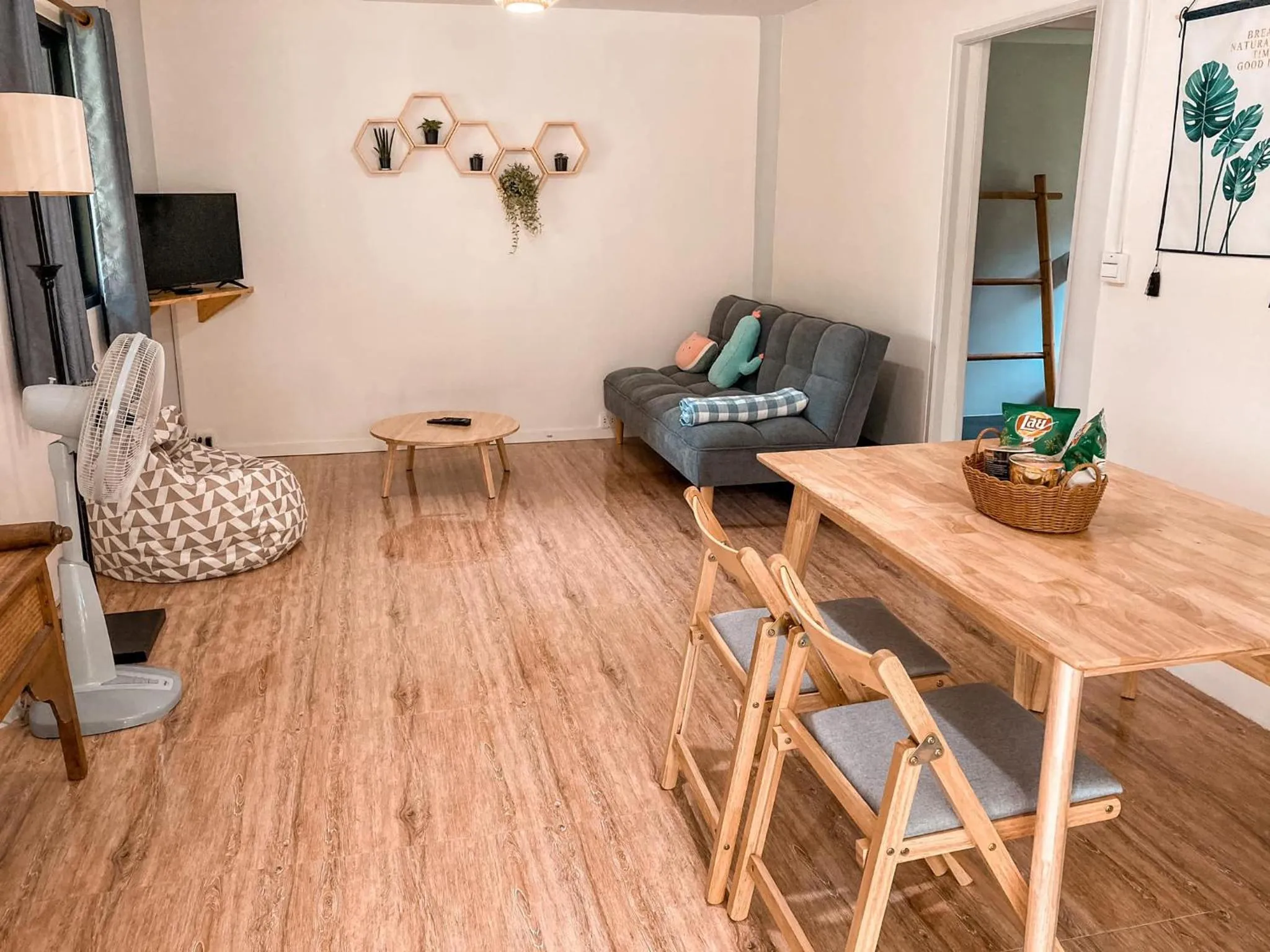 Communal lounge/ TV room in Leeloo Paradise