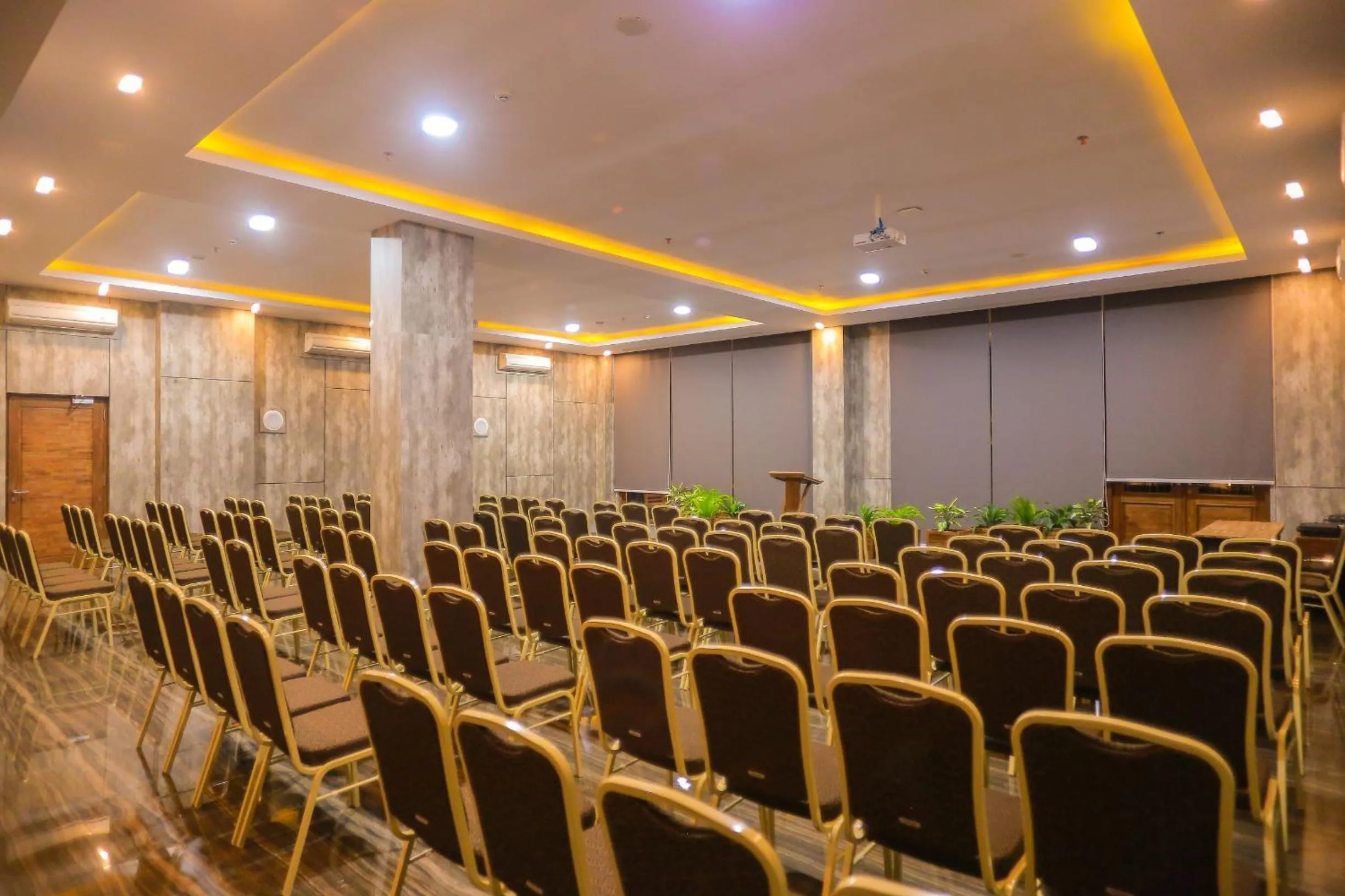 Business facilities in Pollos Hotel & Gallery