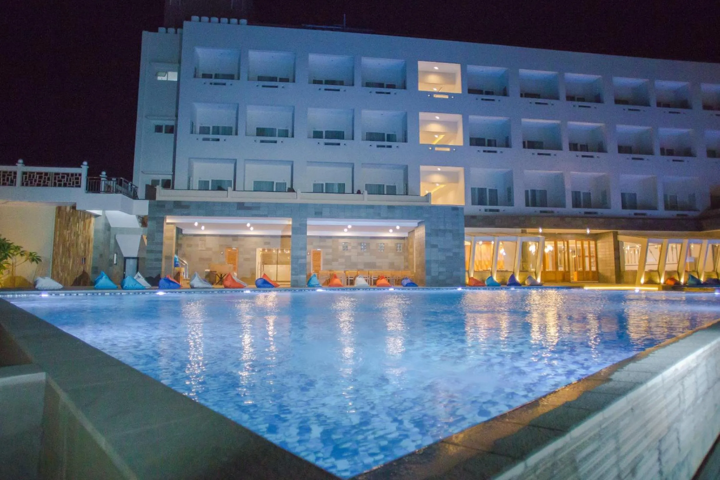 Swimming pool in Pollos Hotel & Gallery
