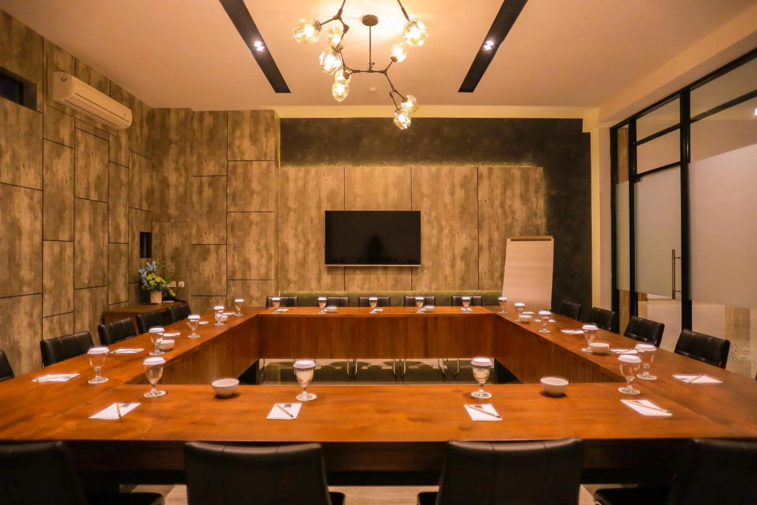 Business facilities in Pollos Hotel & Gallery