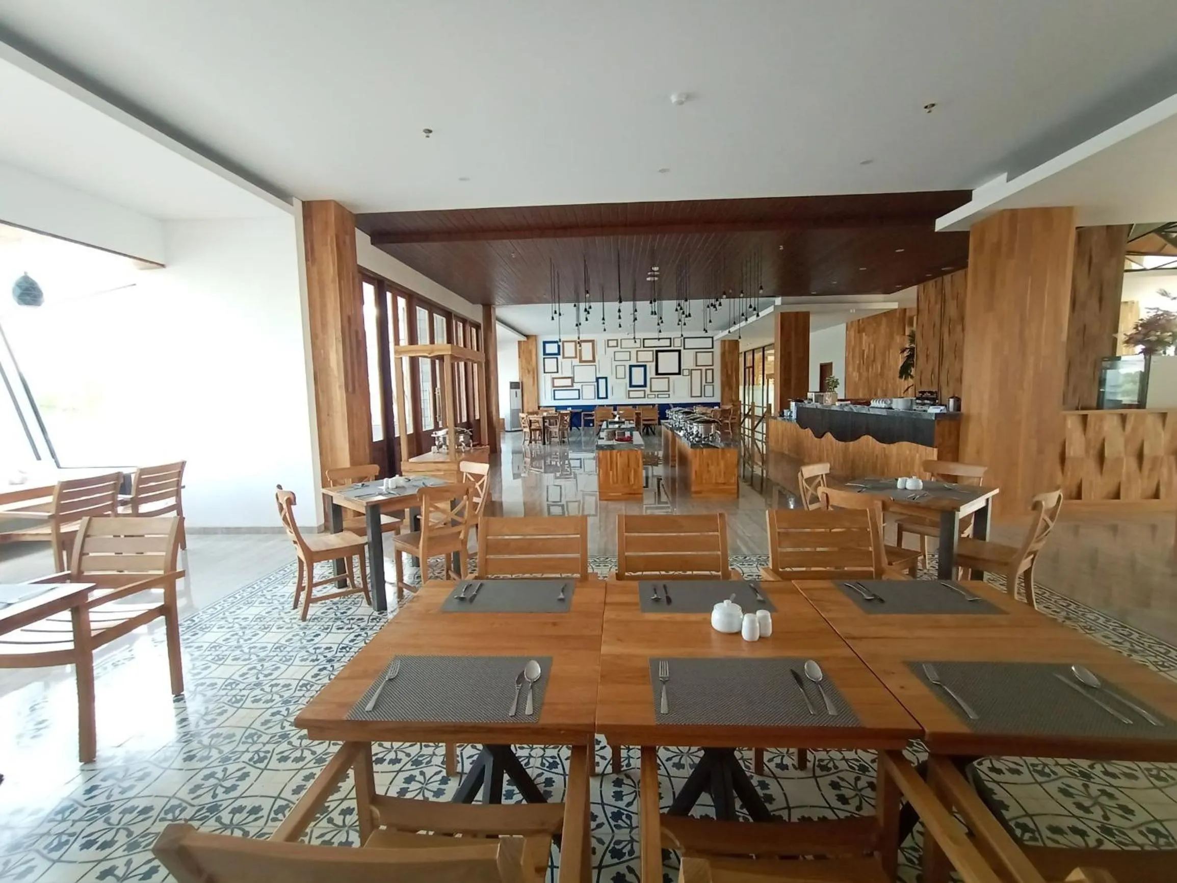 Restaurant/places to eat in Pollos Hotel & Gallery
