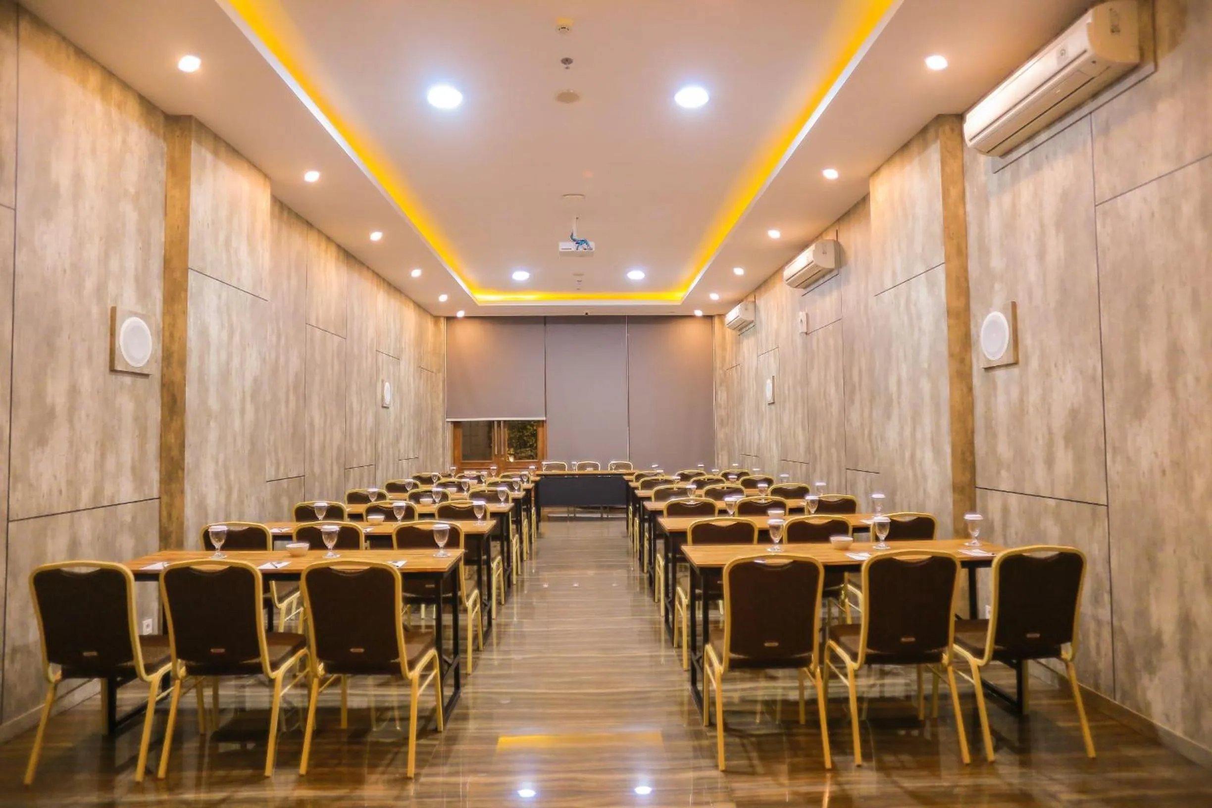 Business facilities in Pollos Hotel & Gallery