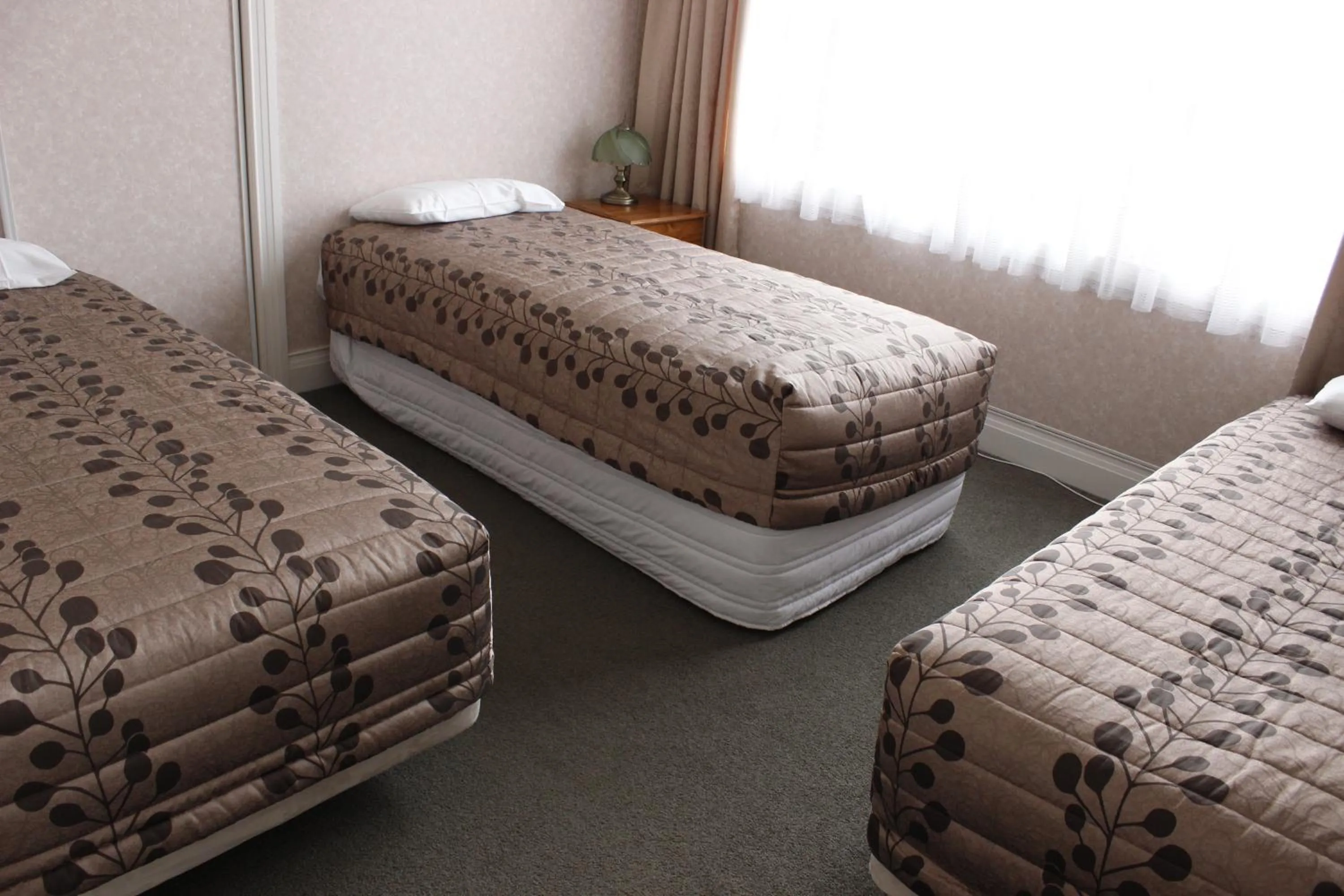 Bedroom, Bed in Colonial Motel