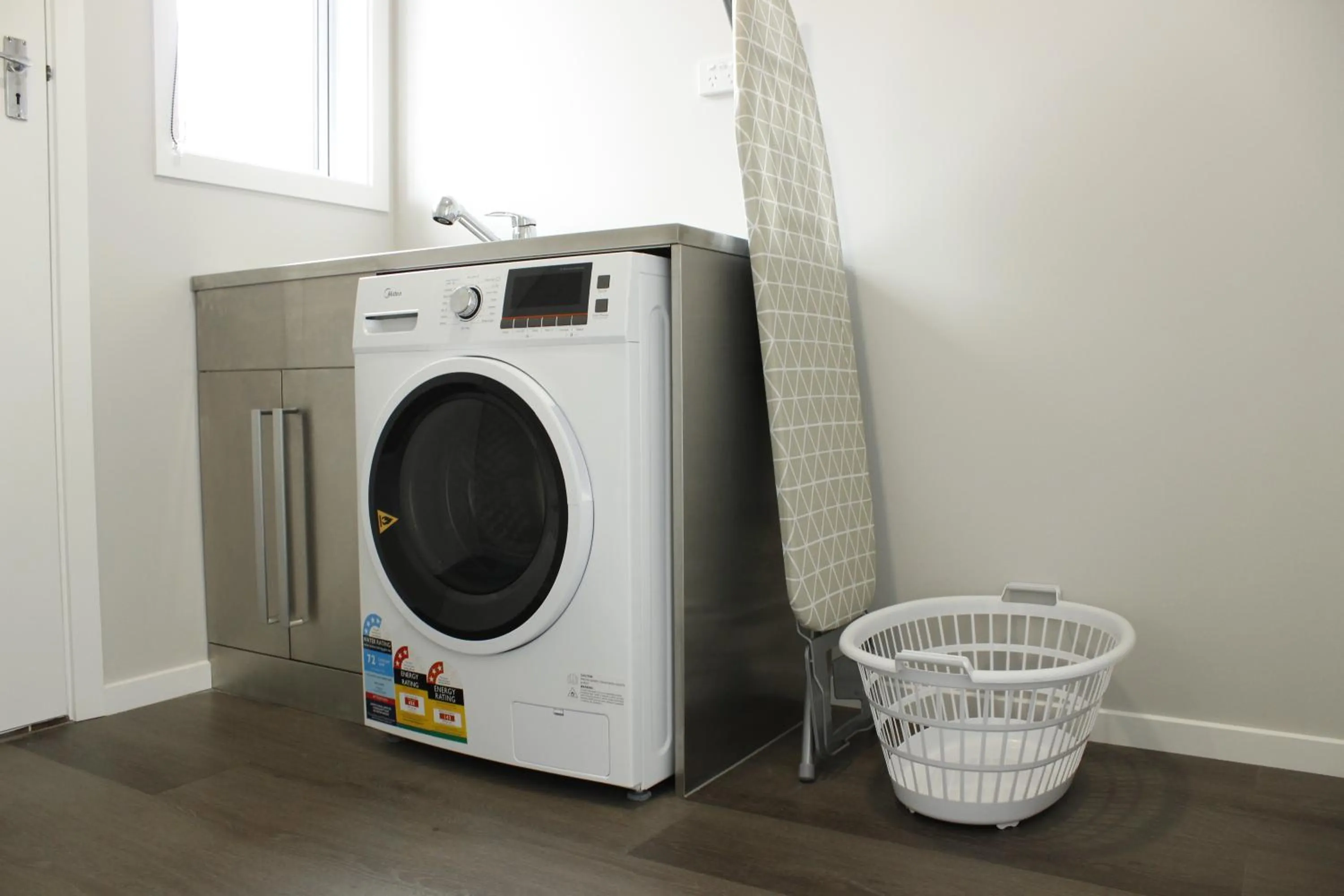 Area and facilities in Colonial Motel