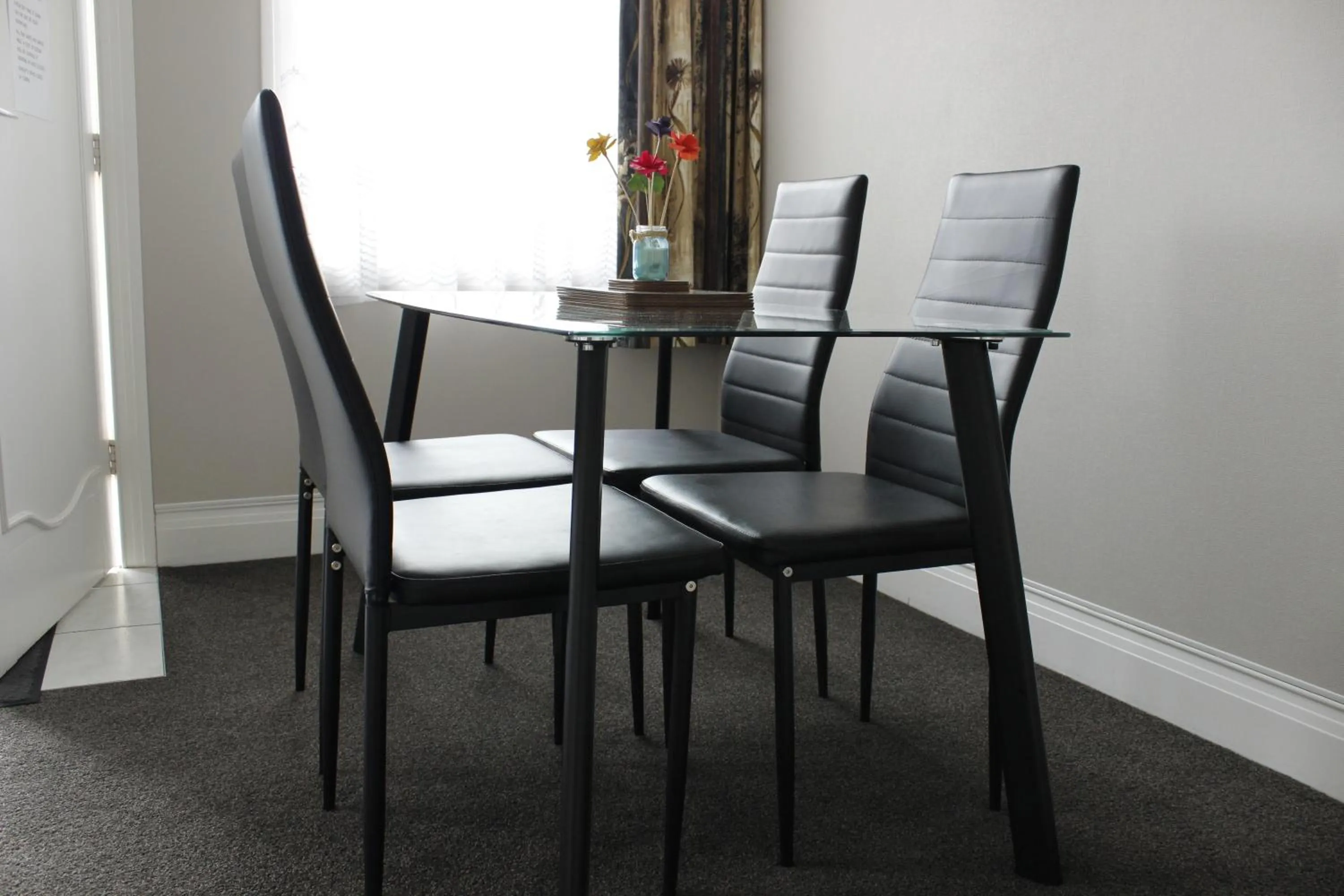 Dining area in Colonial Motel