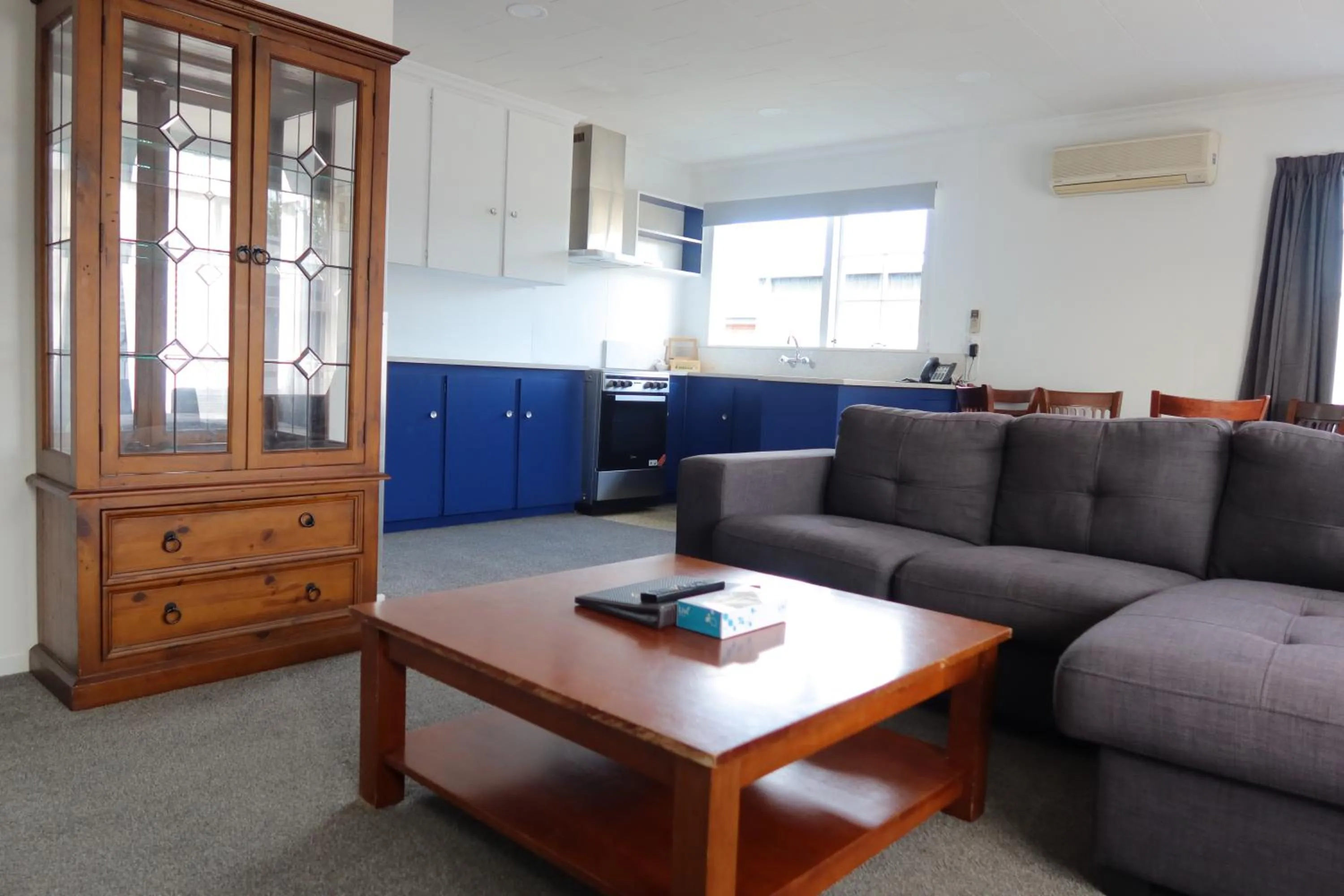 Living room in Colonial Motel