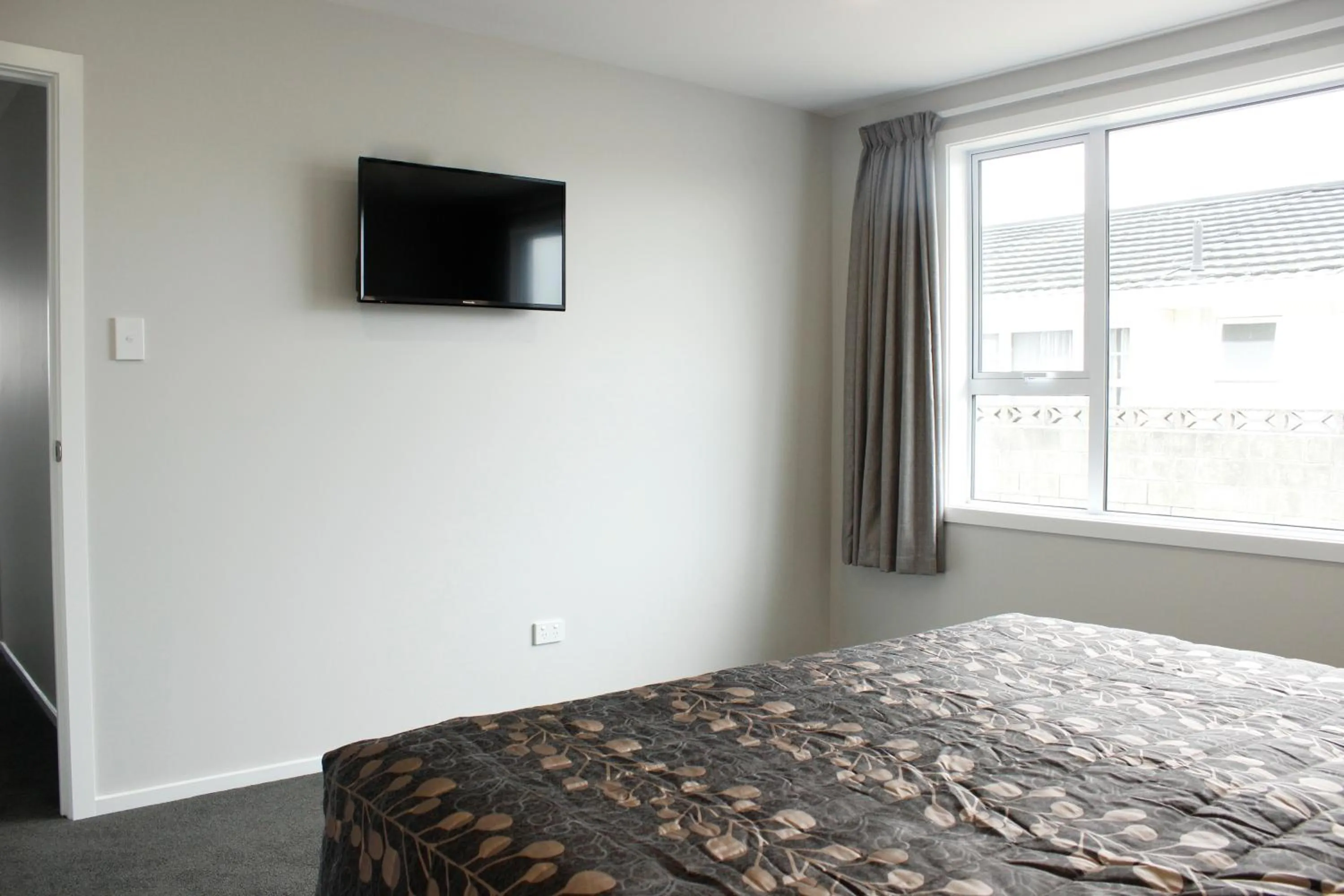 Bedroom, Bed in Colonial Motel