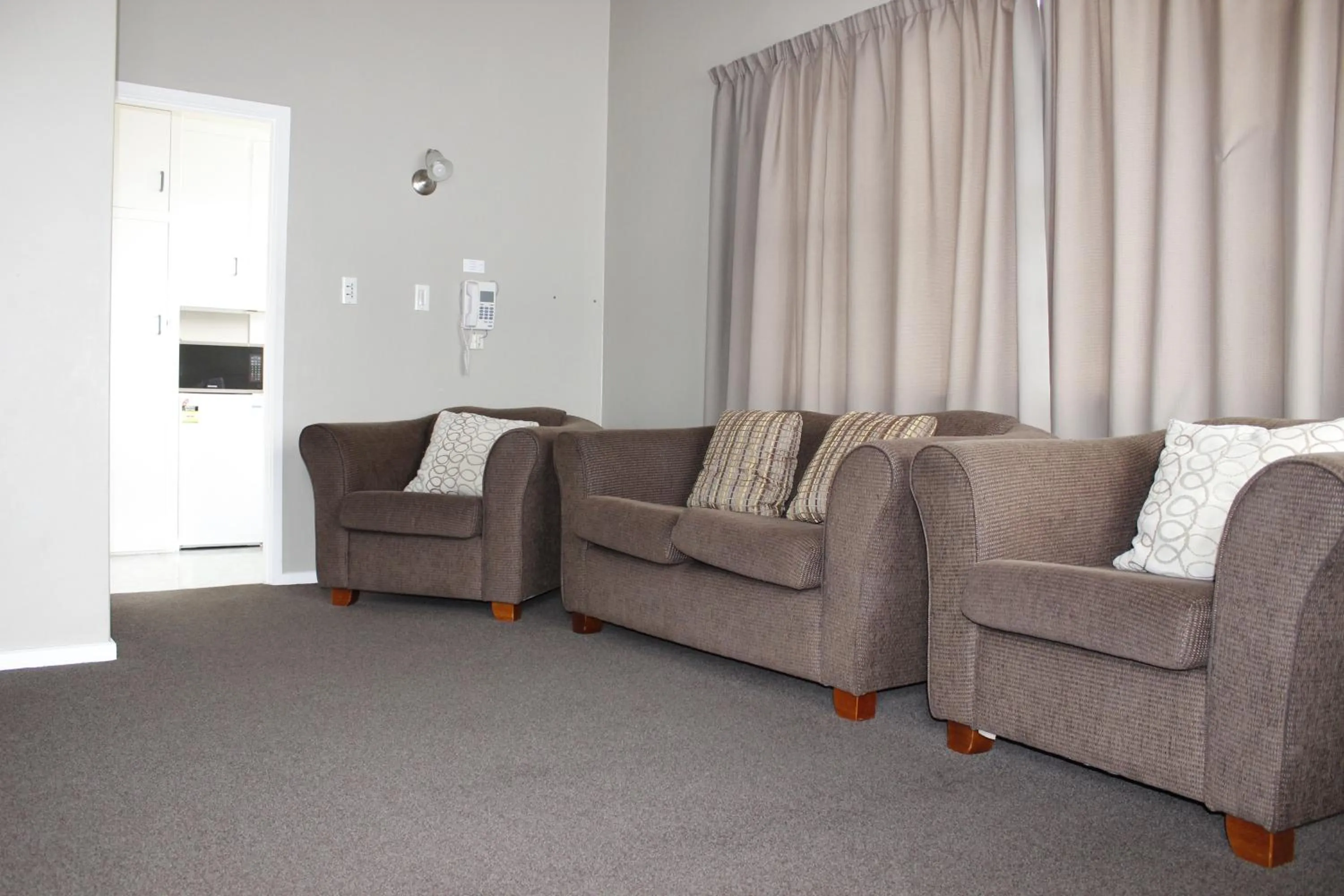 Living room in Colonial Motel