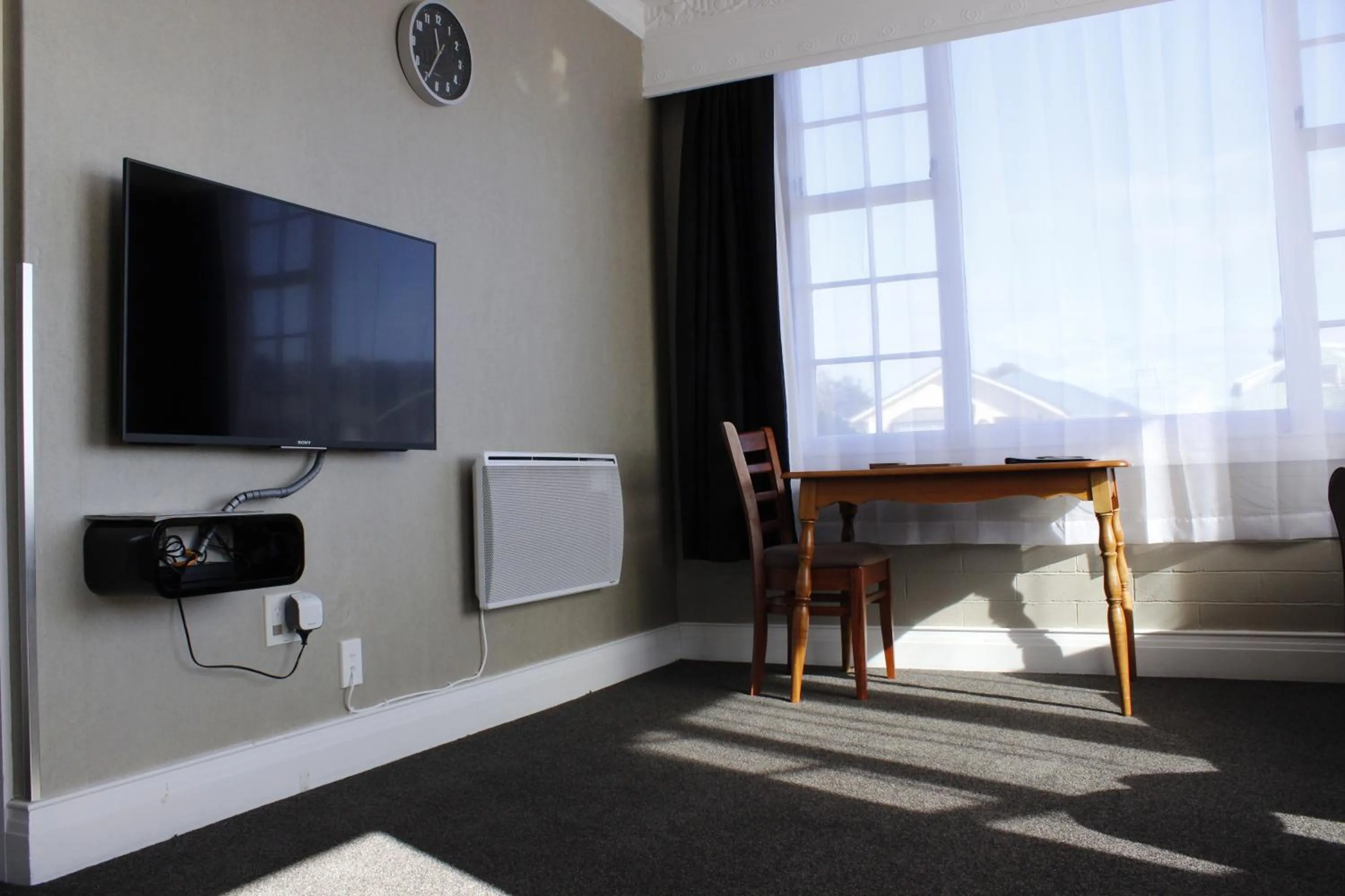 Living room in Colonial Motel