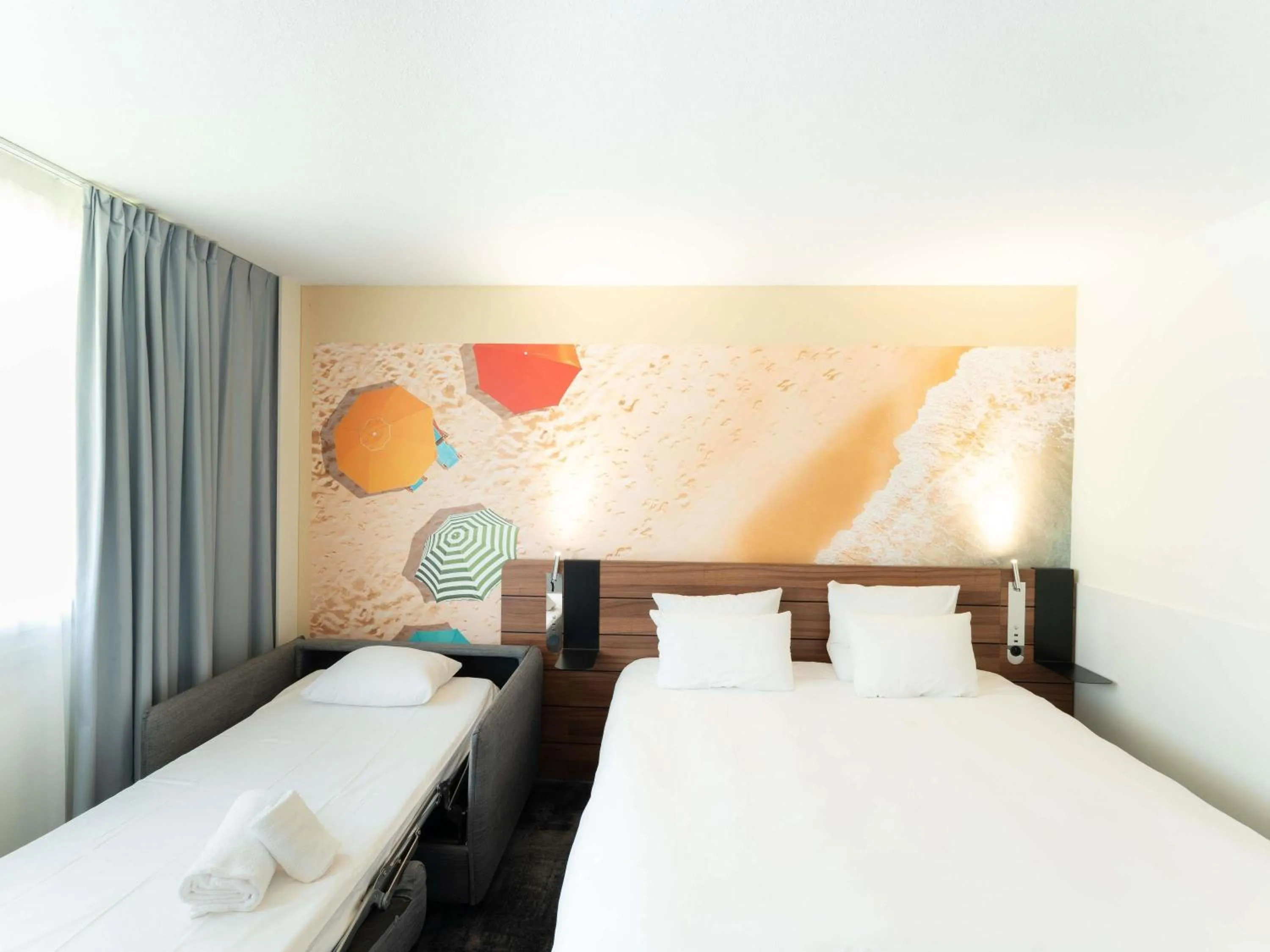 Property building, Bed in Novotel Antibes Sophia Antipolis