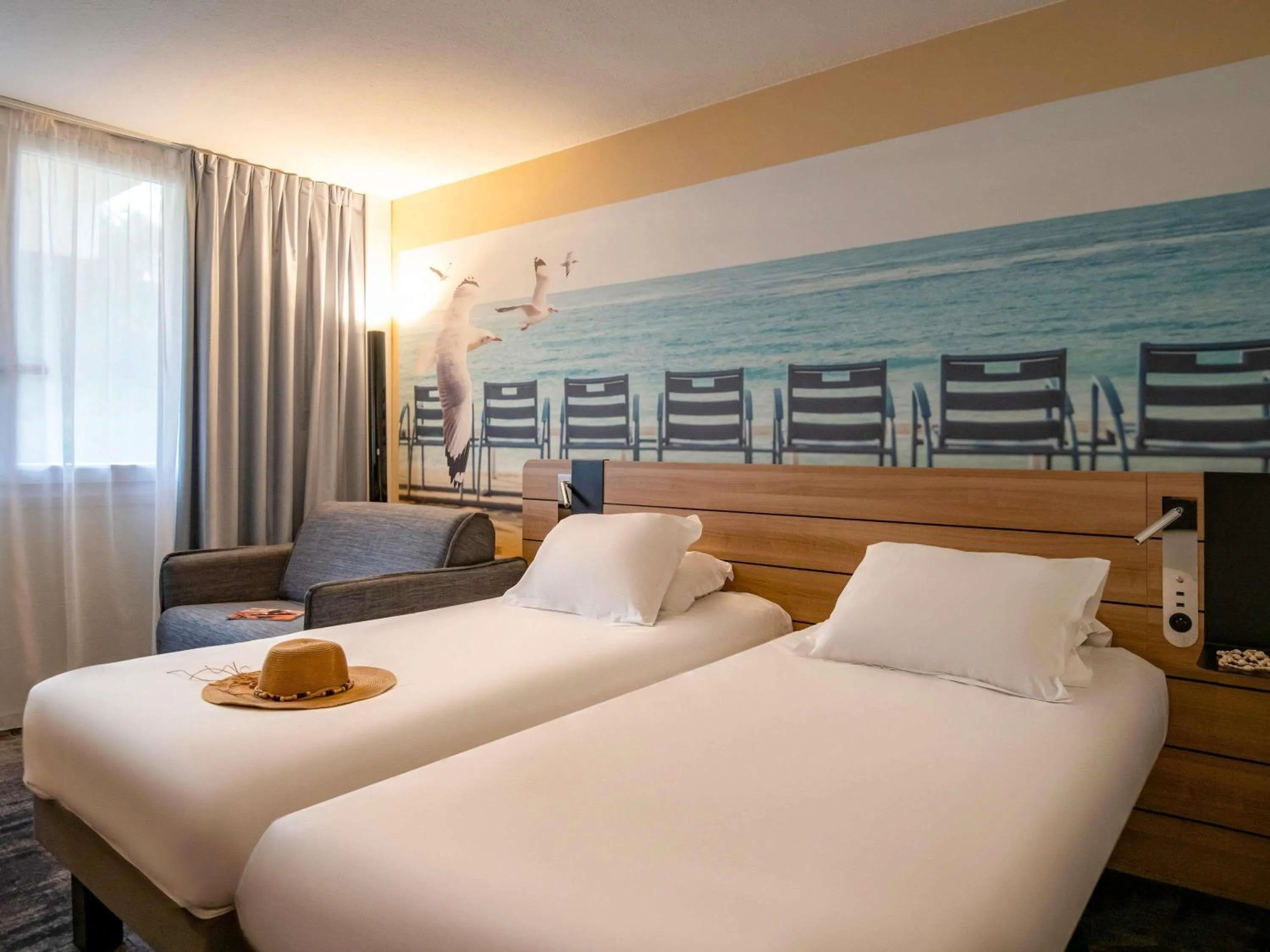 Property building, Bed in Novotel Antibes Sophia Antipolis
