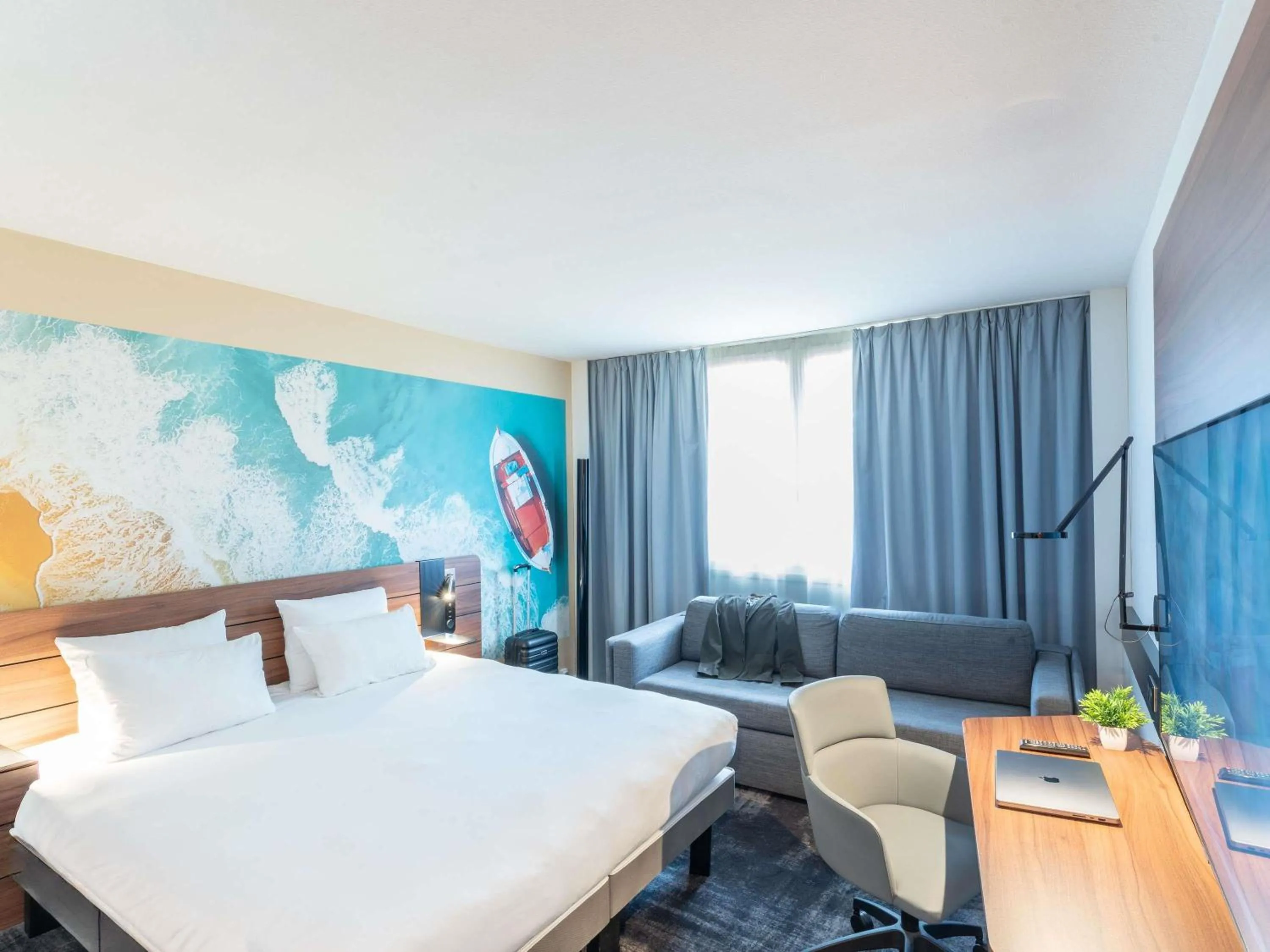 Property building, Bed in Novotel Antibes Sophia Antipolis