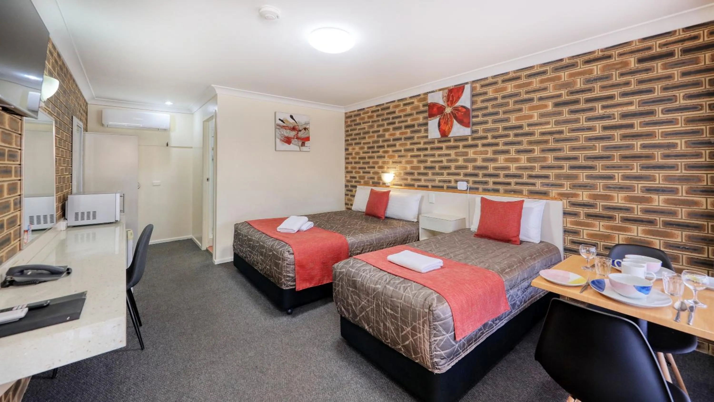 Dining area, Bed in Top of the Town Motel