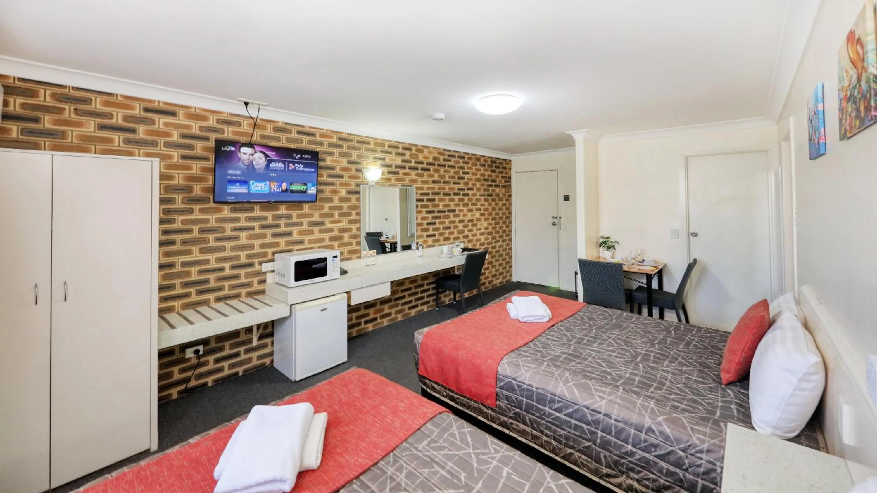 TV and multimedia, Bed in Top of the Town Motel