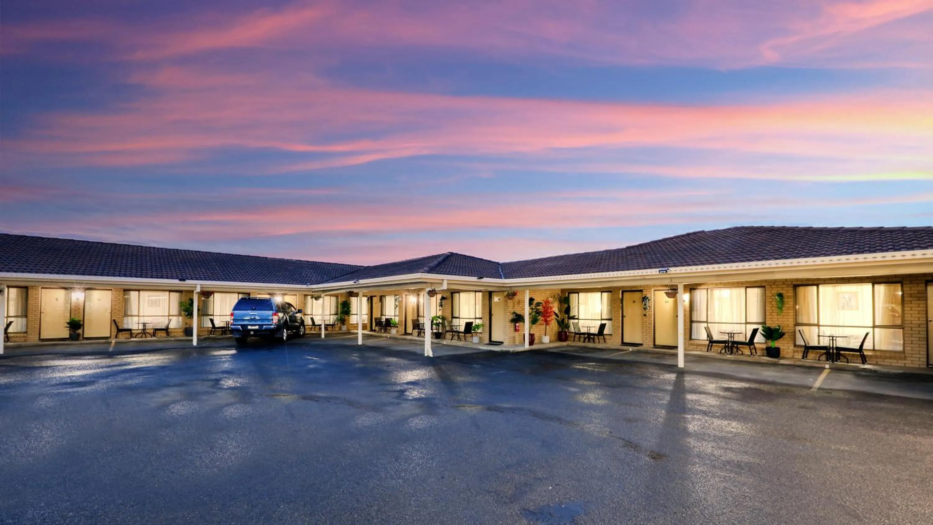 Property building in Top of the Town Motel