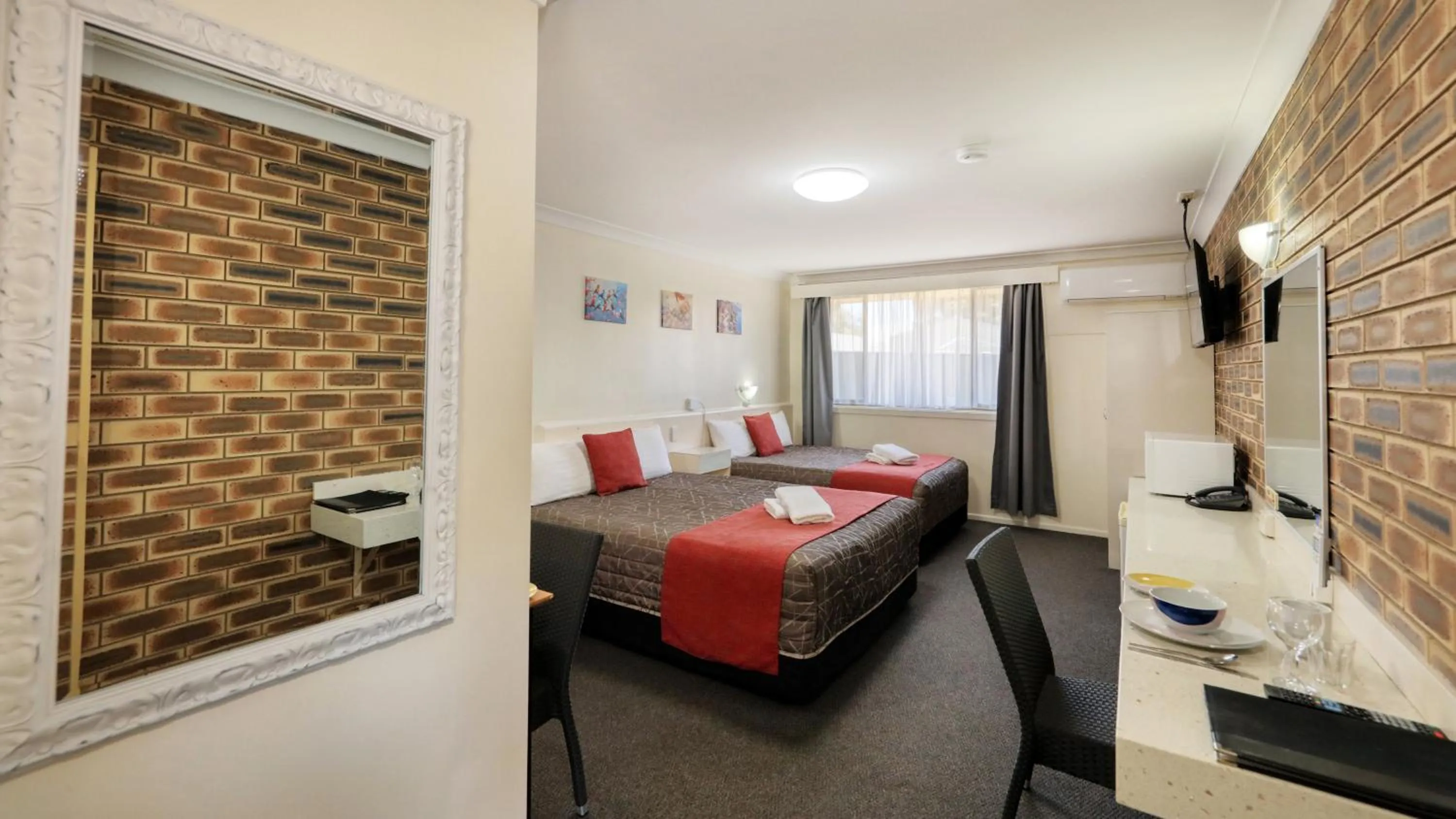 Photo of the whole room, Bed in Top of the Town Motel