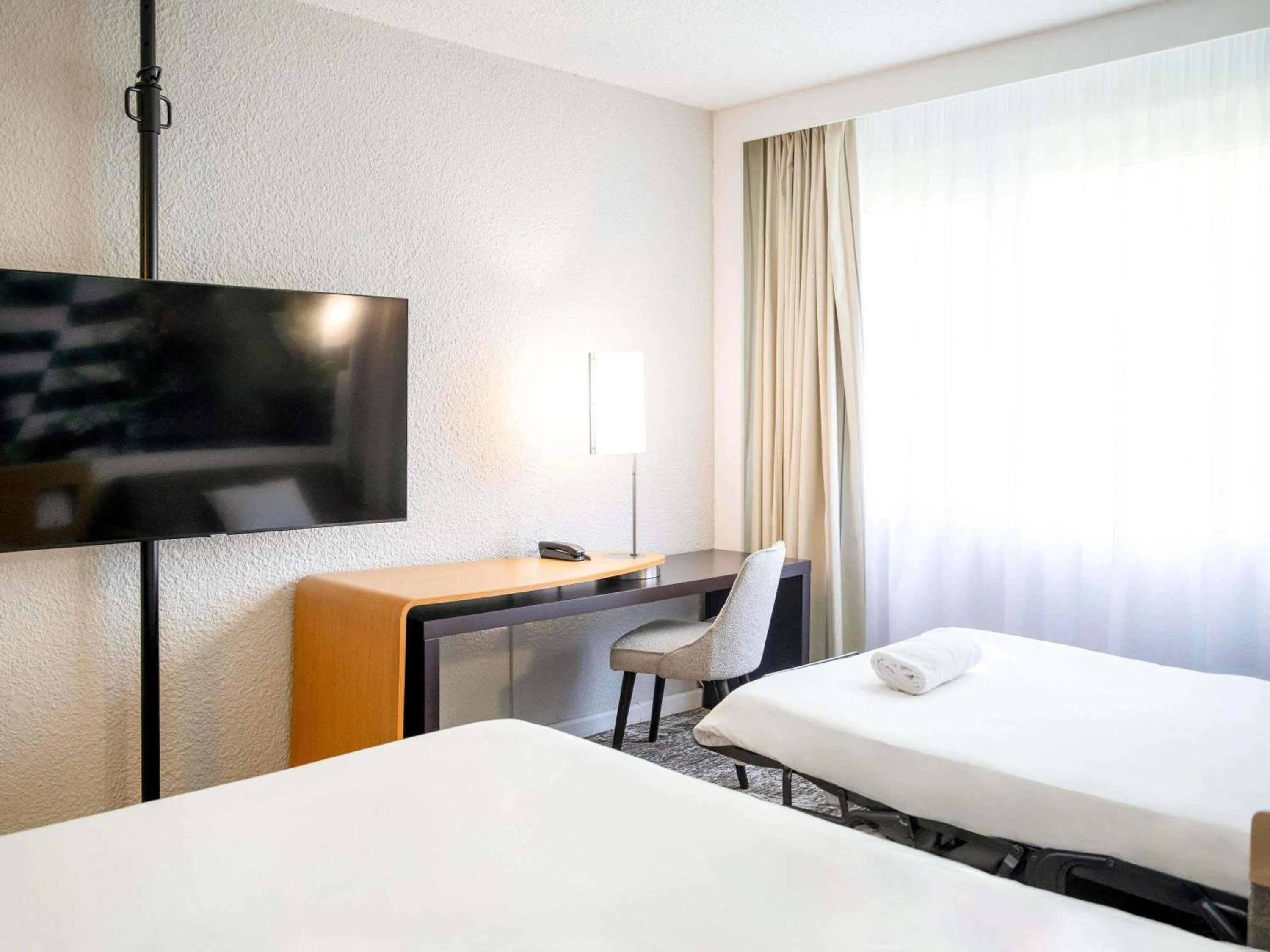 Bedroom, Bed in Novotel Bordeaux Mérignac