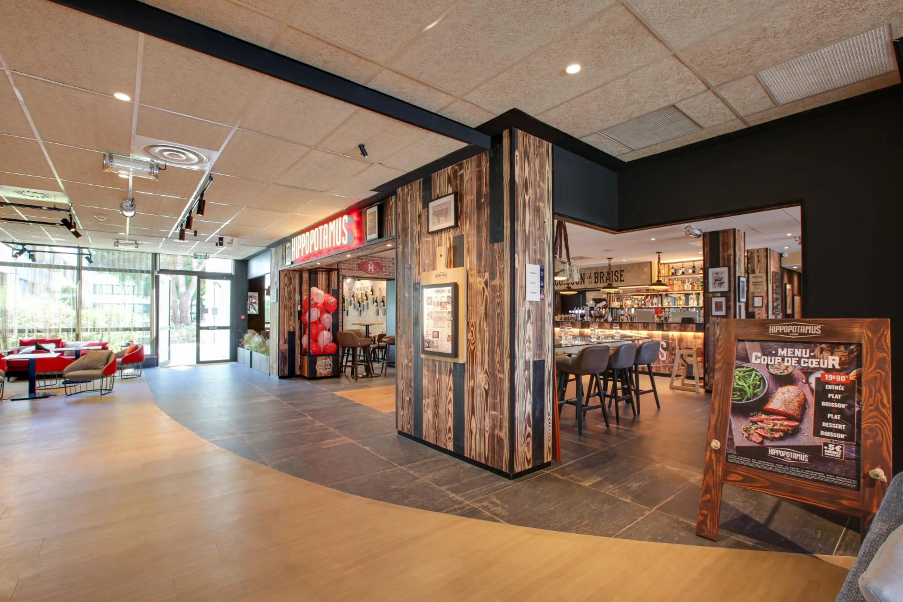 Lobby or reception in Novotel Bordeaux Mérignac