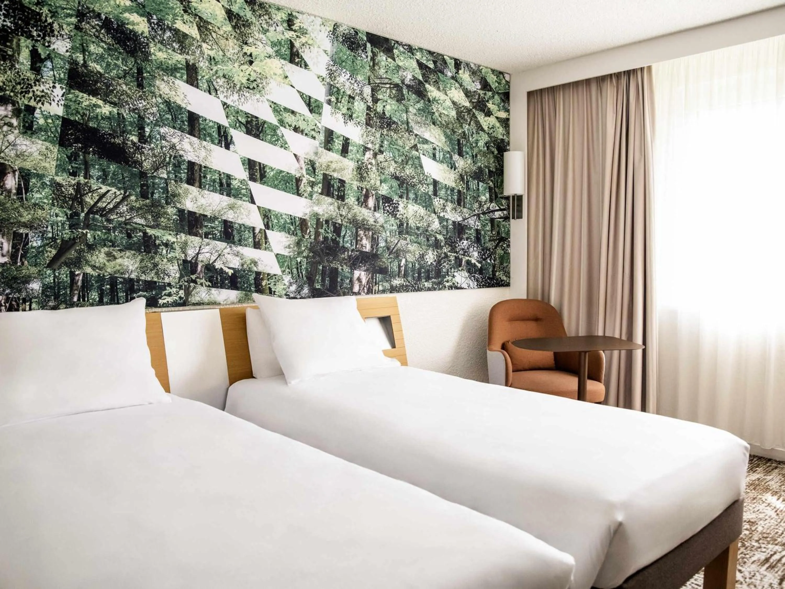 Bedroom, Bed in Novotel Bordeaux Mérignac