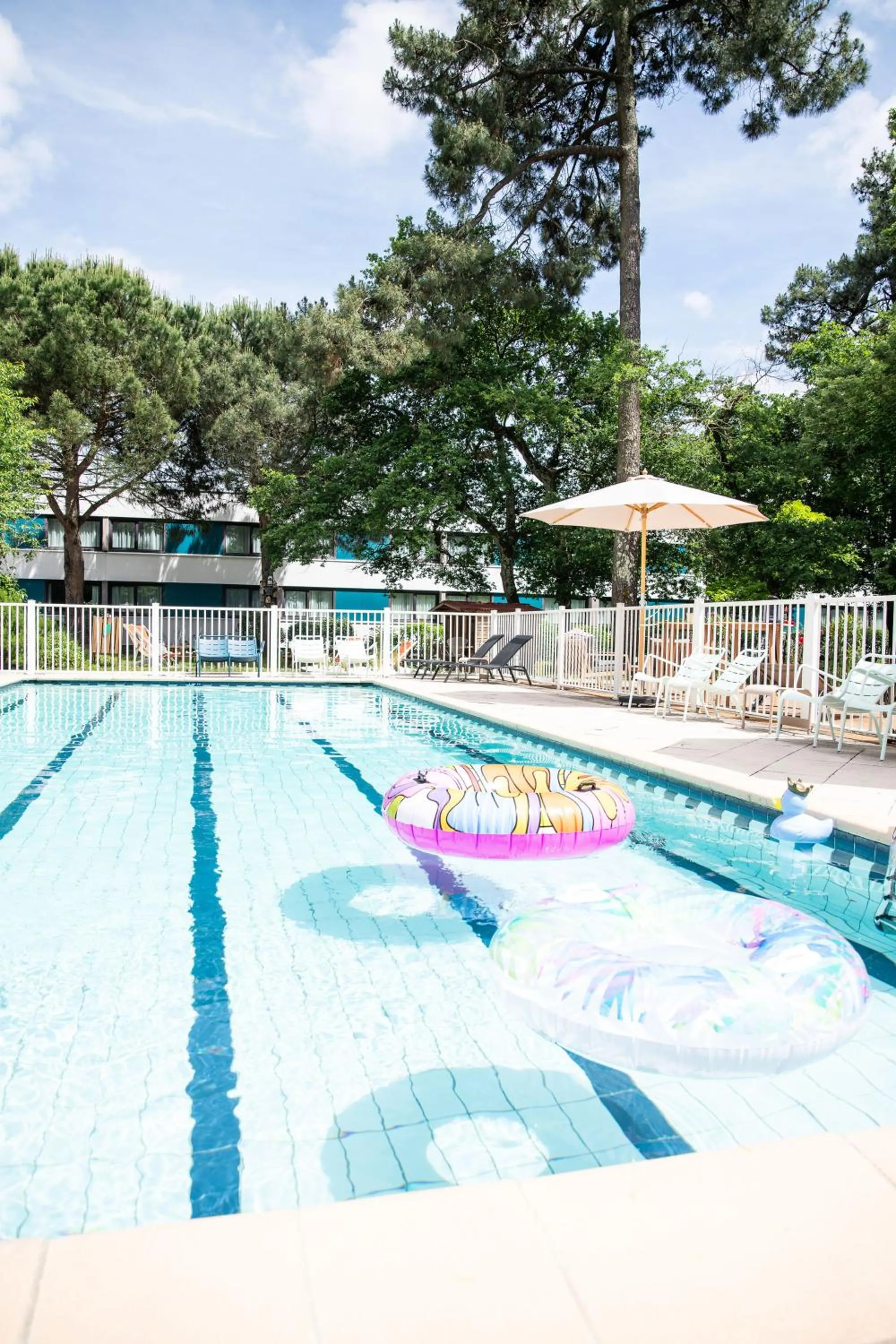 Swimming pool in Novotel Bordeaux Mérignac