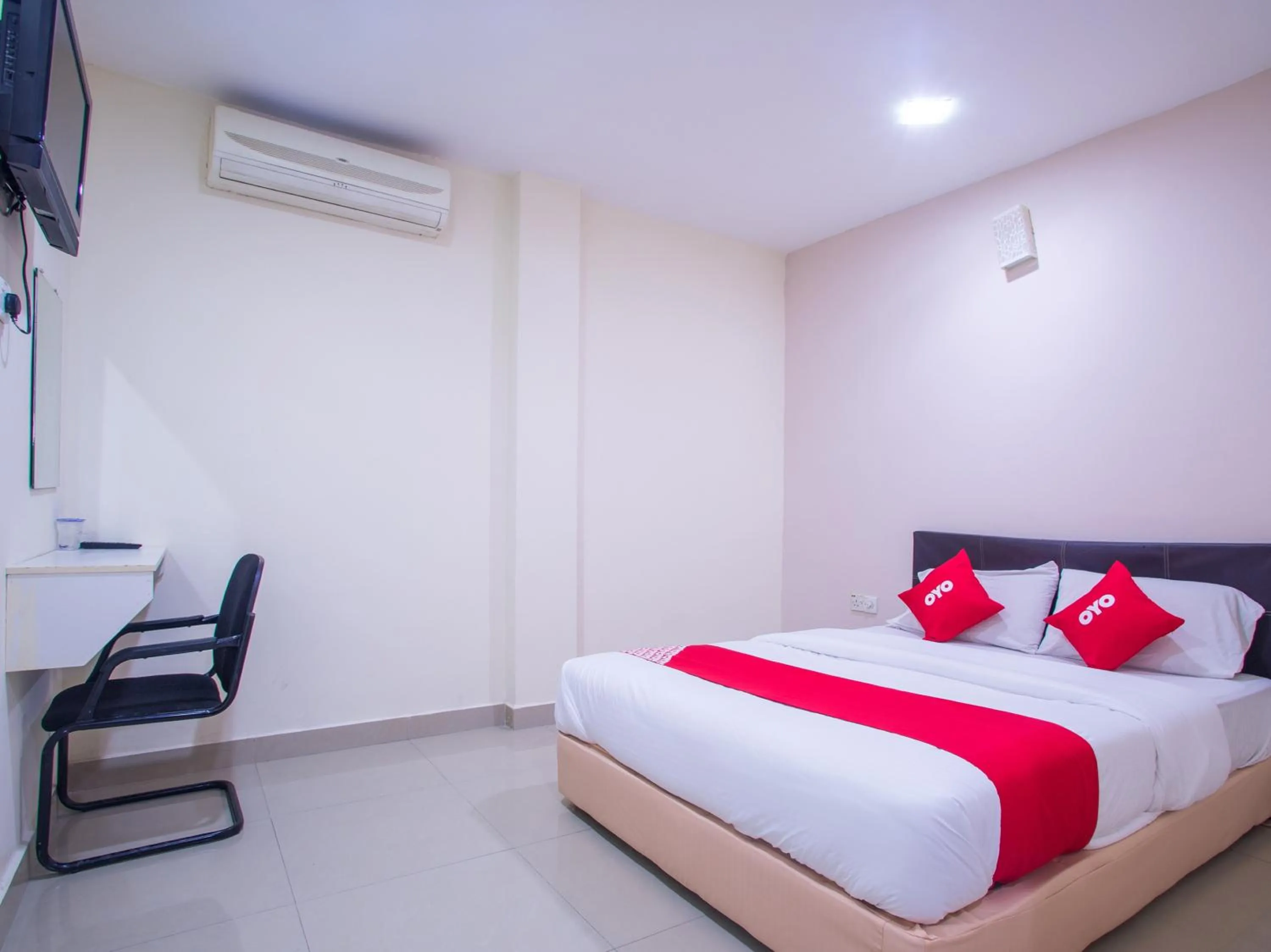 Bedroom in OYO 44010 Royals Star Hotel