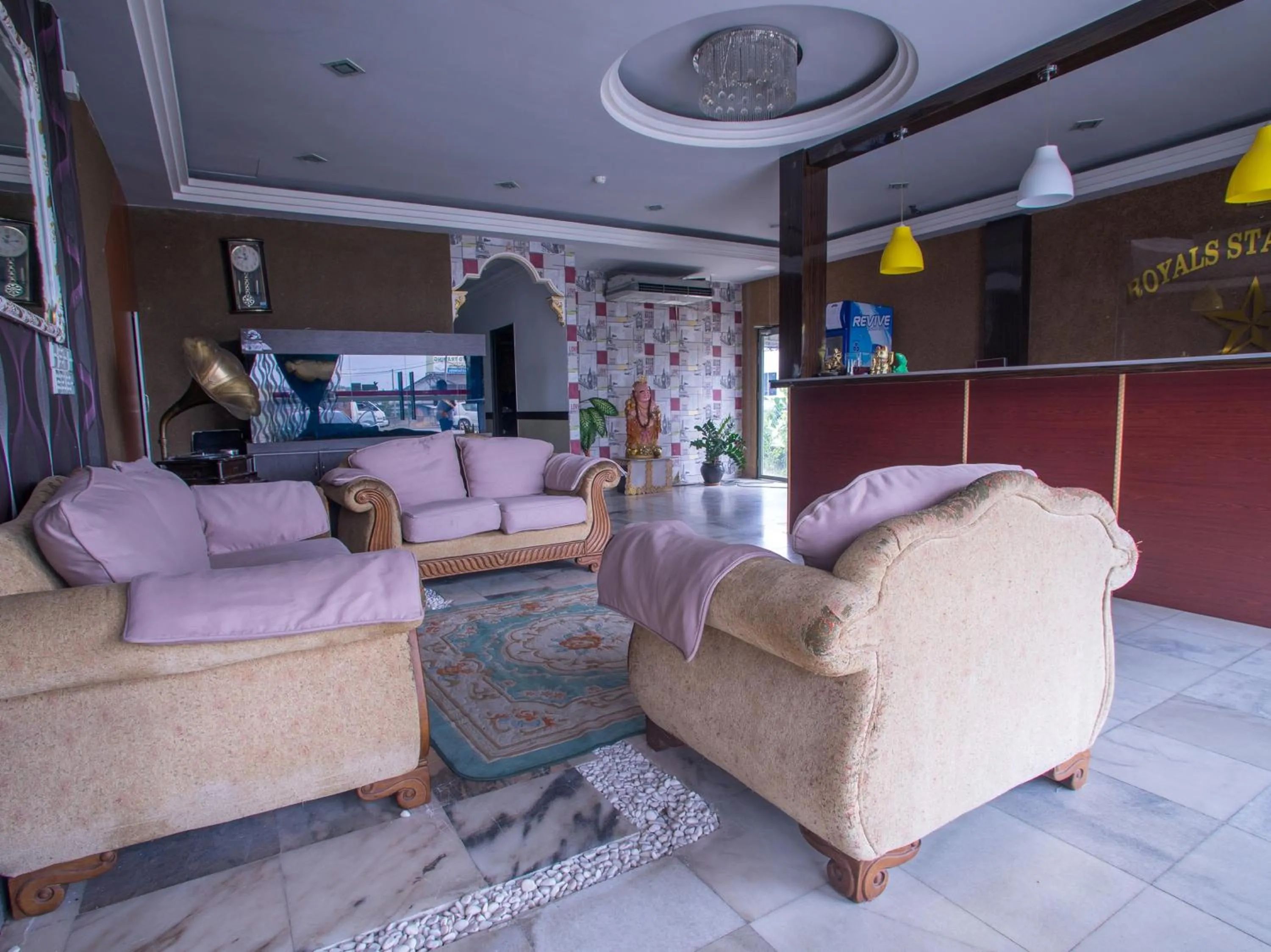 Seating Area in OYO 44010 Royals Star Hotel