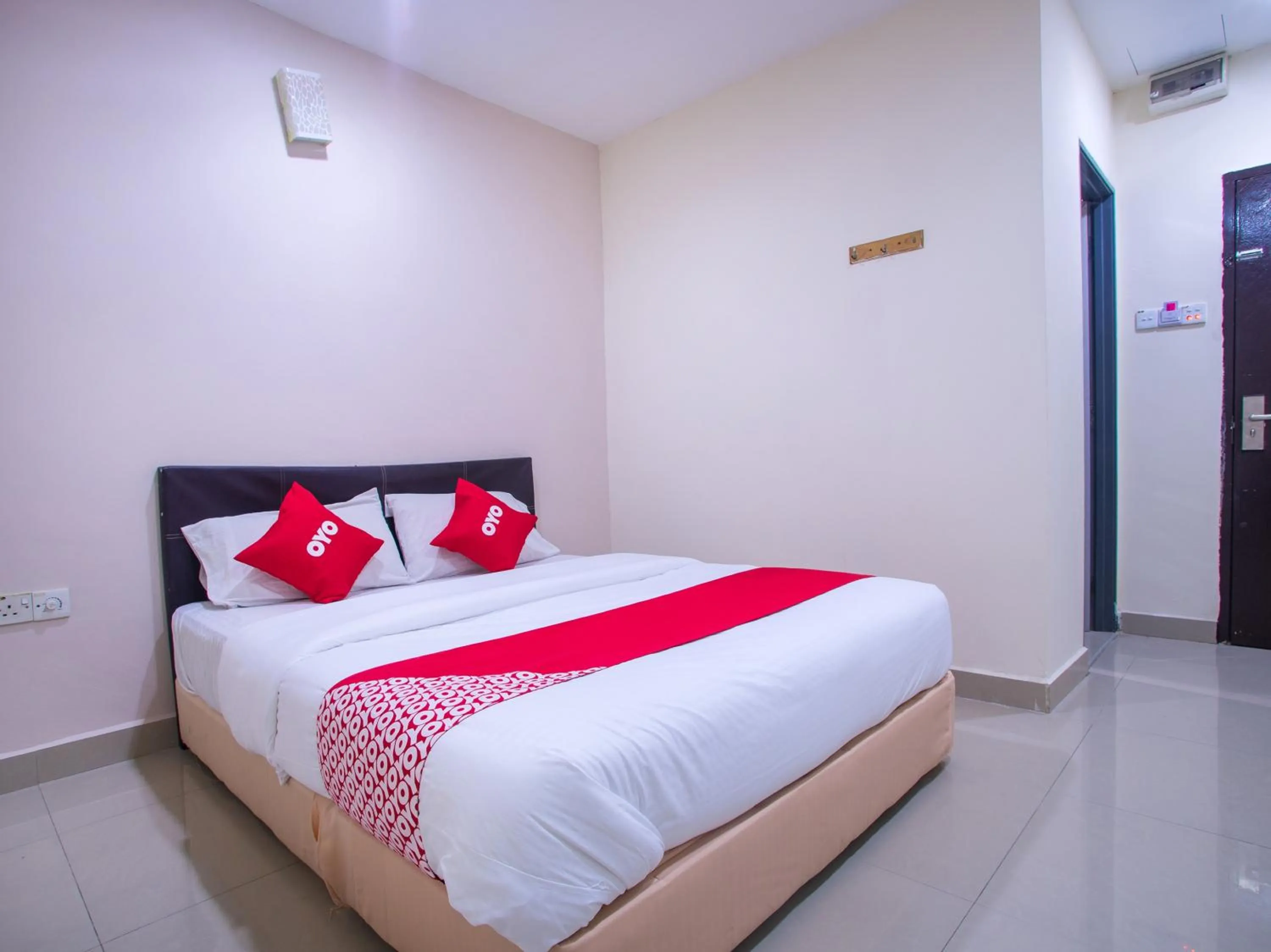 Bedroom in OYO 44010 Royals Star Hotel