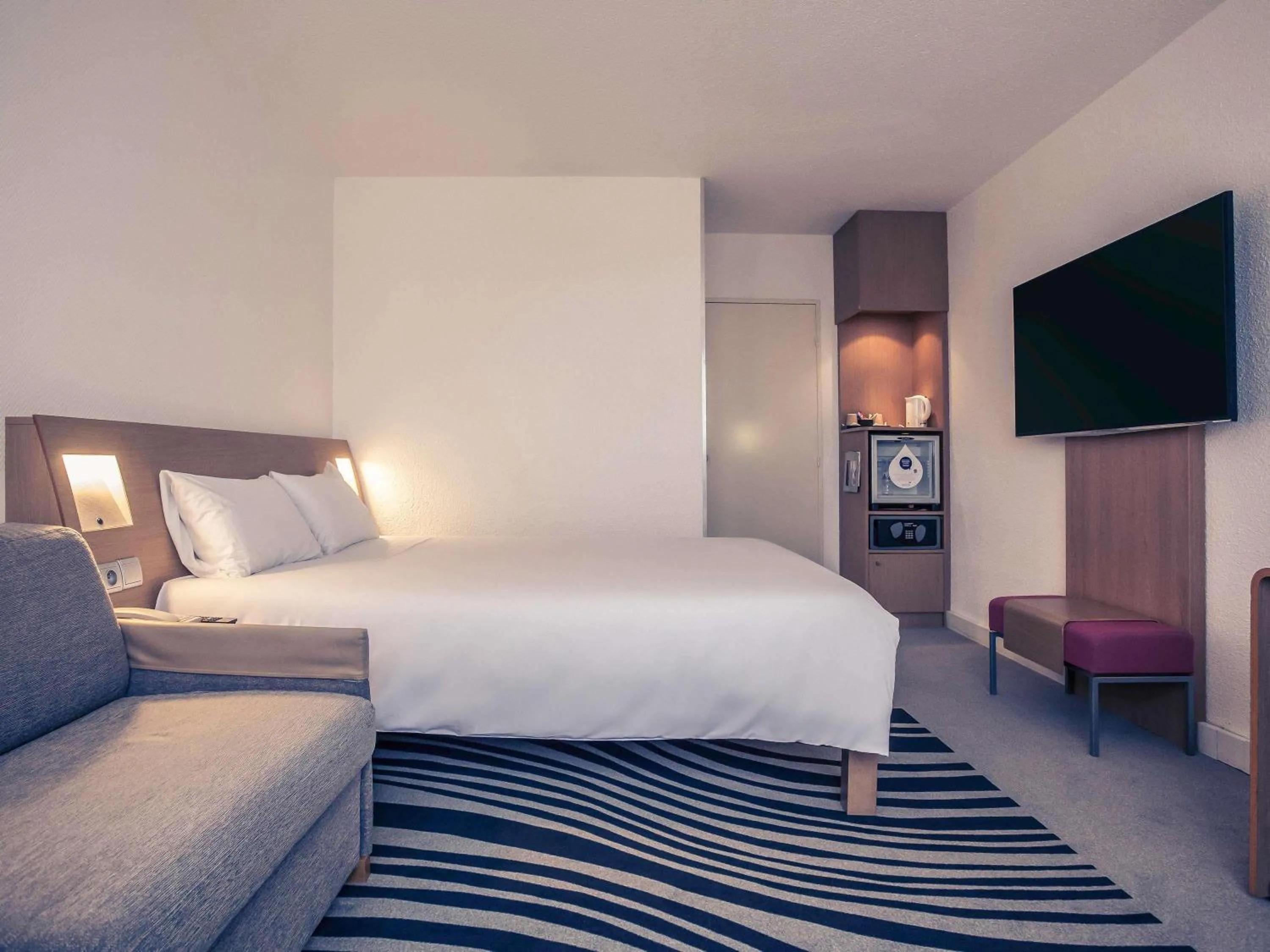 Bedroom, Bed in Novotel Bourges